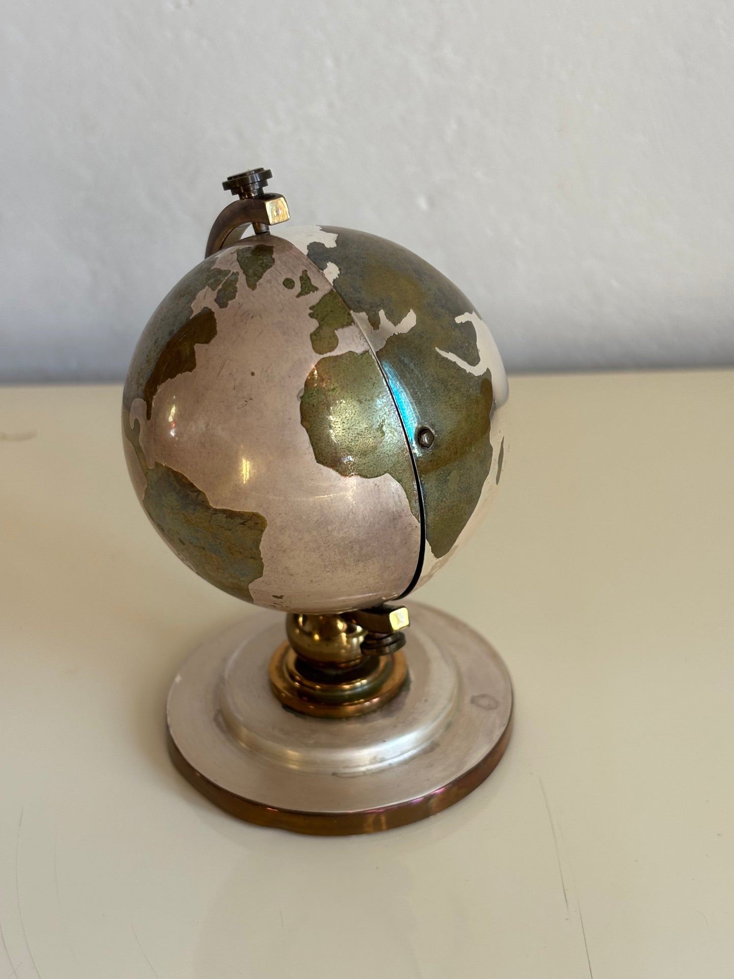 Piccolo mappamondo in metallo con orologio a carica Meridiana e porta foto vintage