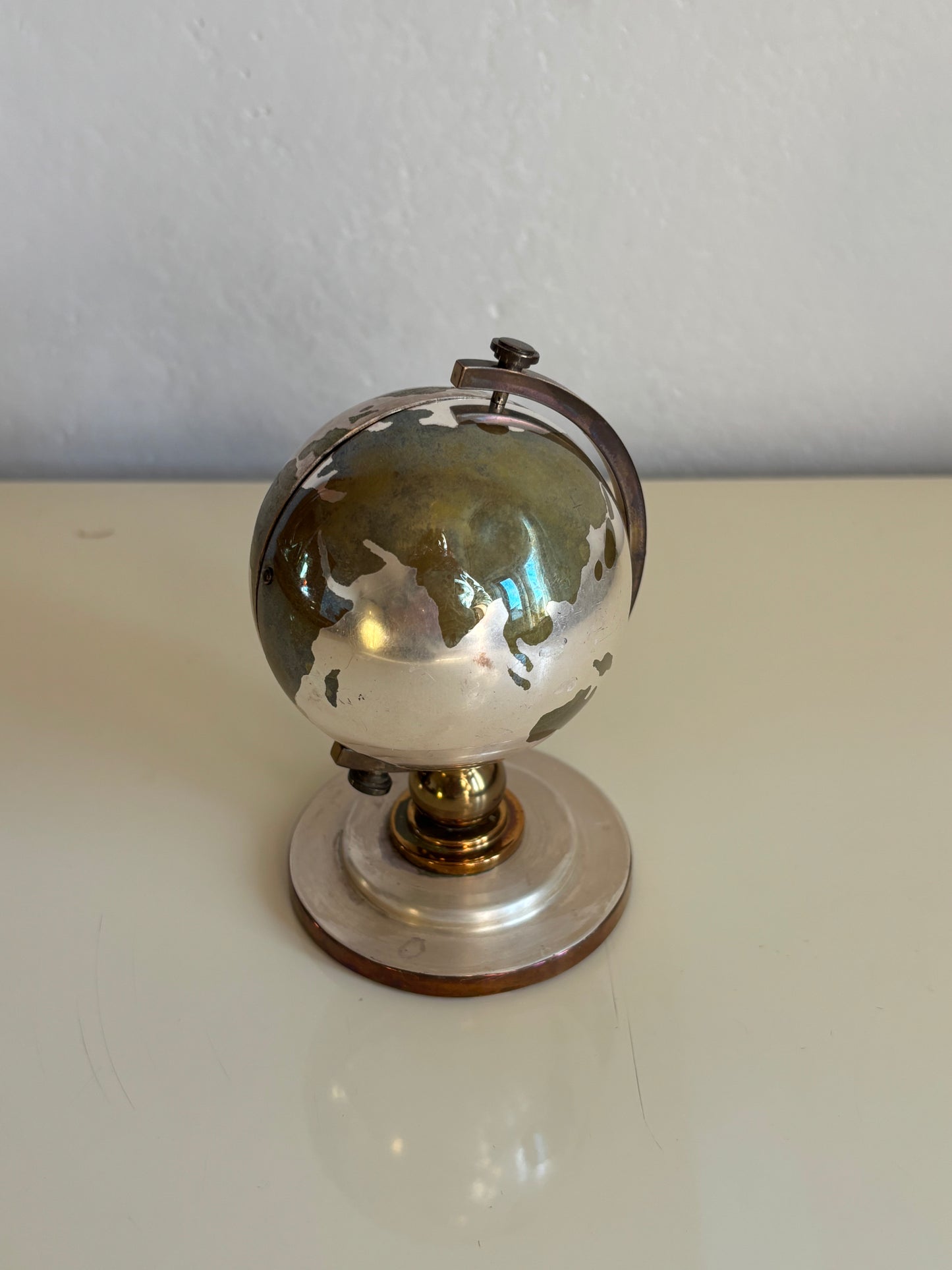 Piccolo mappamondo in metallo con orologio a carica Meridiana e porta foto vintage