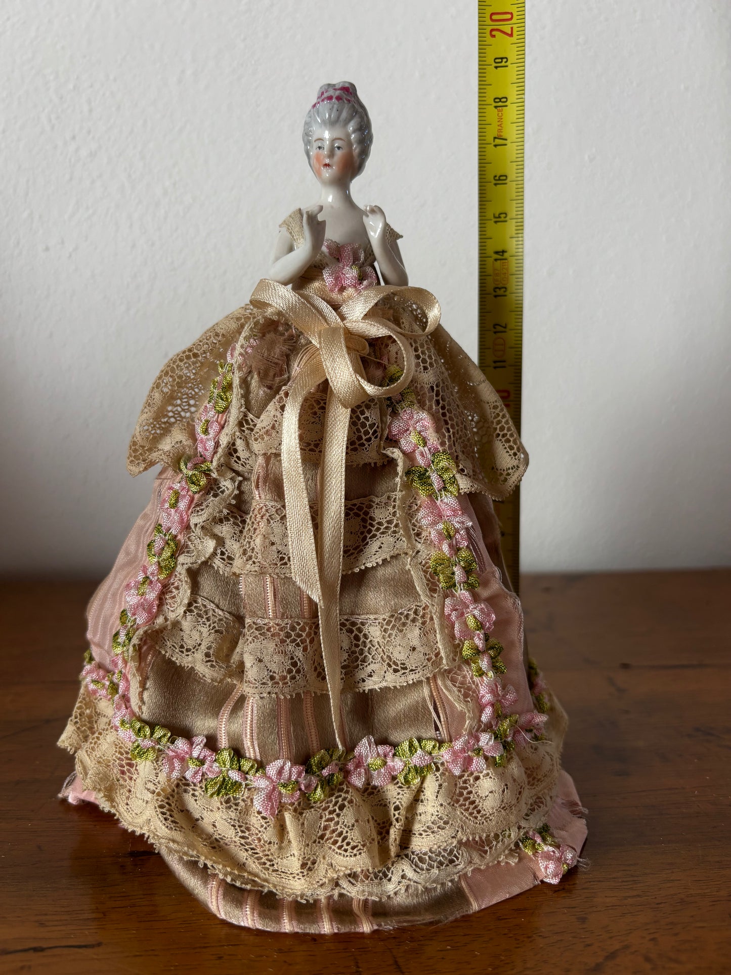 Mezza bambola in ceramica con abito floreale rosa – Stile vintage da collezione