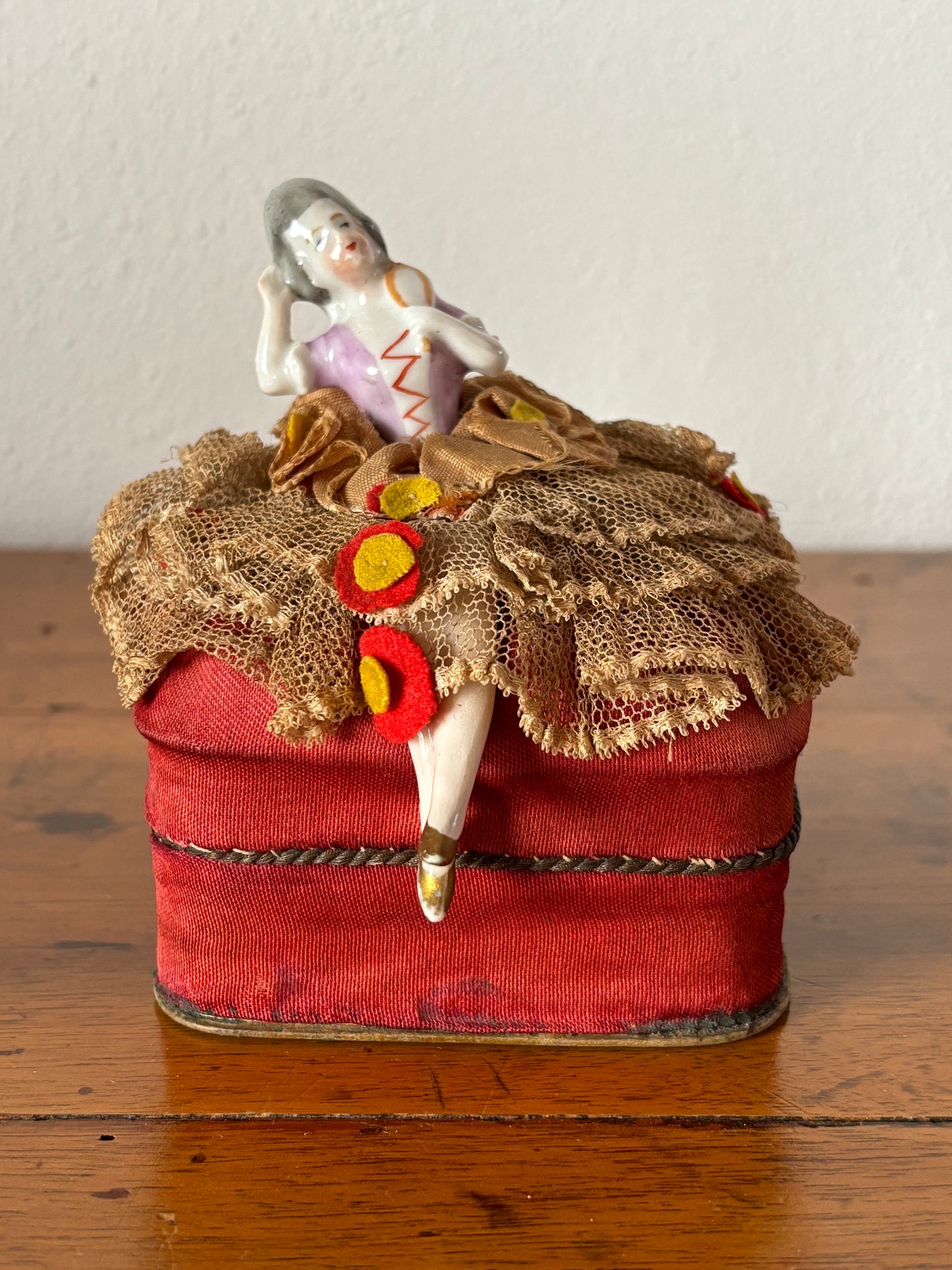 Scatoletta con Mezza Bambola – Collezionismo d’Epoca e Eleganza Vintage (Prima metà del '900)