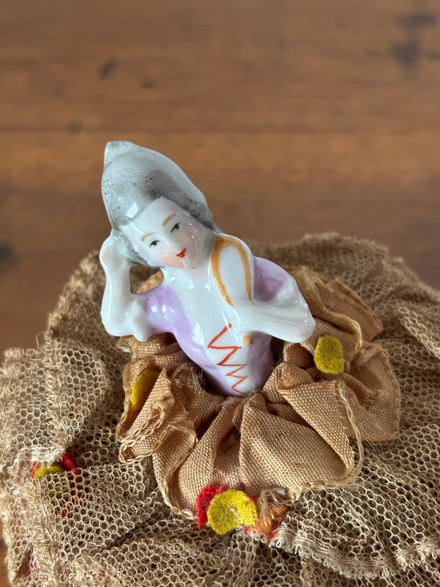 Scatoletta con Mezza Bambola – Collezionismo d’Epoca e Eleganza Vintage (Prima metà del '900)