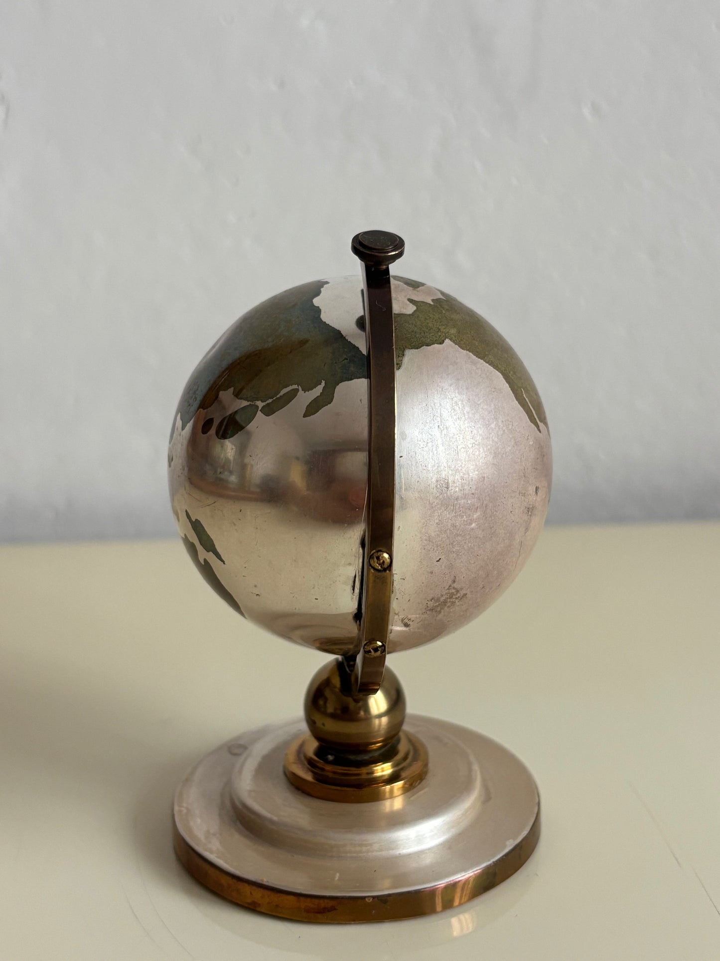 Piccolo mappamondo in metallo con orologio a carica Meridiana e porta foto vintage