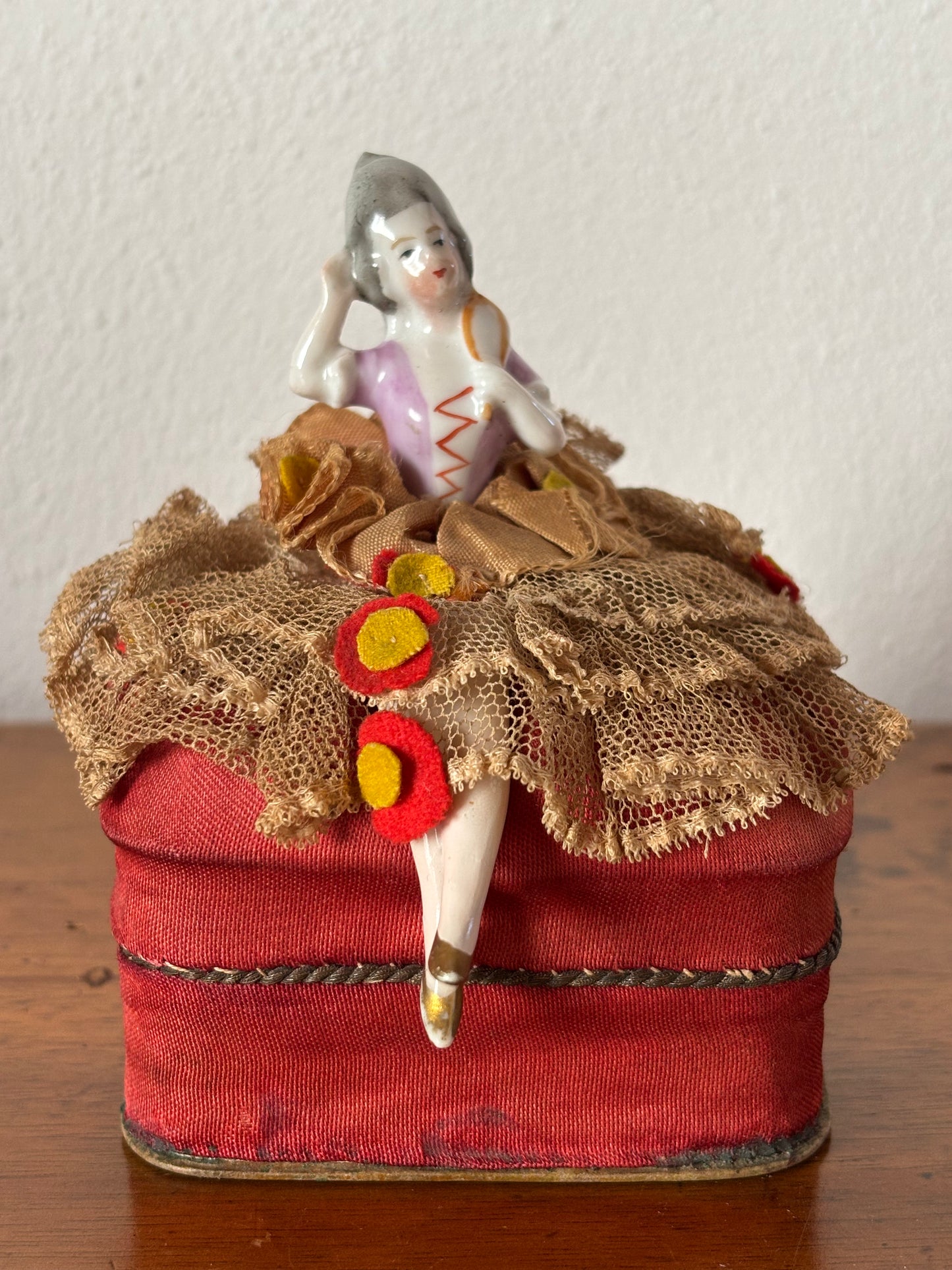 Scatoletta con Mezza Bambola – Collezionismo d’Epoca e Eleganza Vintage (Prima metà del '900)