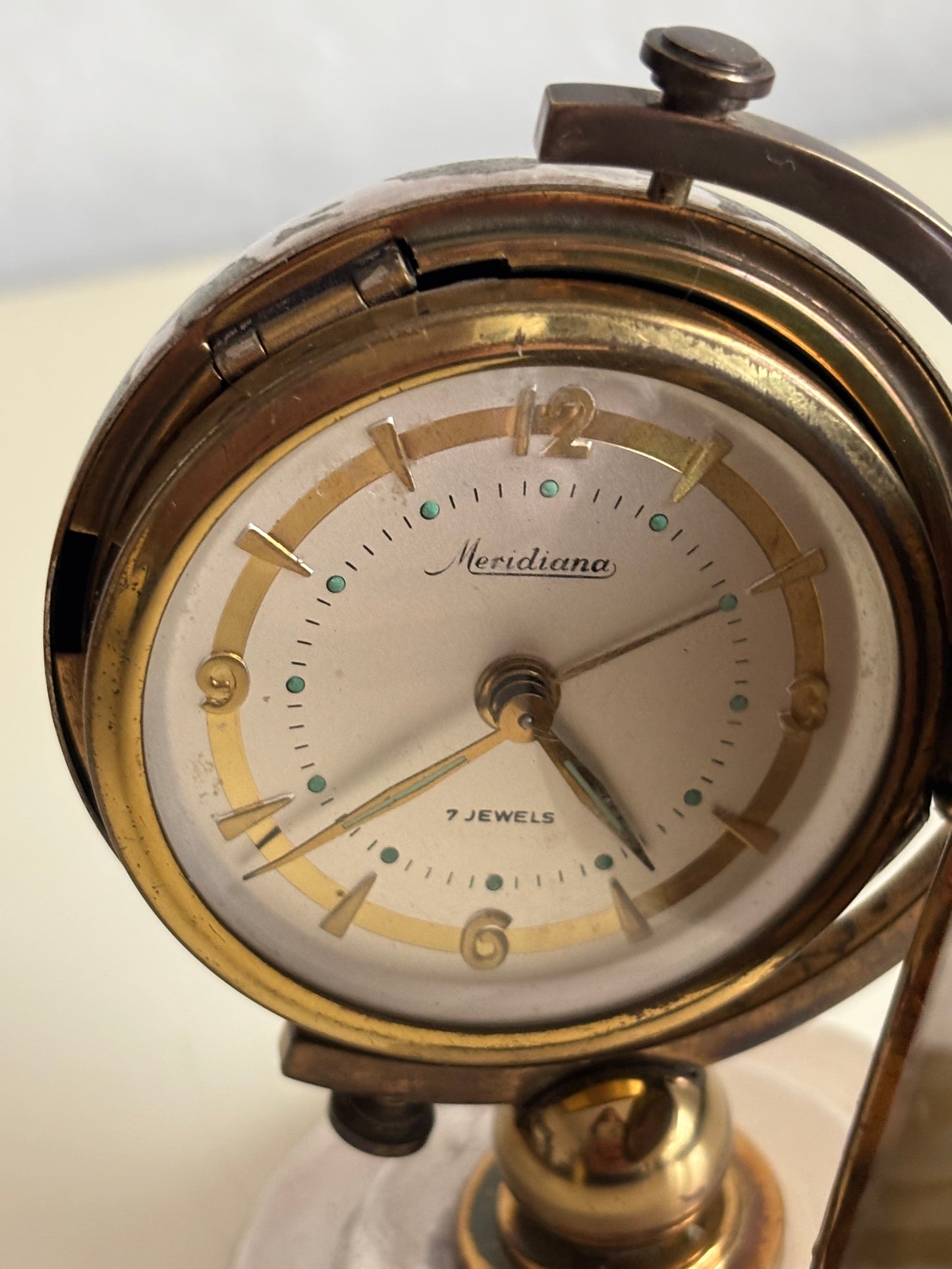 Piccolo mappamondo in metallo con orologio a carica Meridiana e porta foto vintage