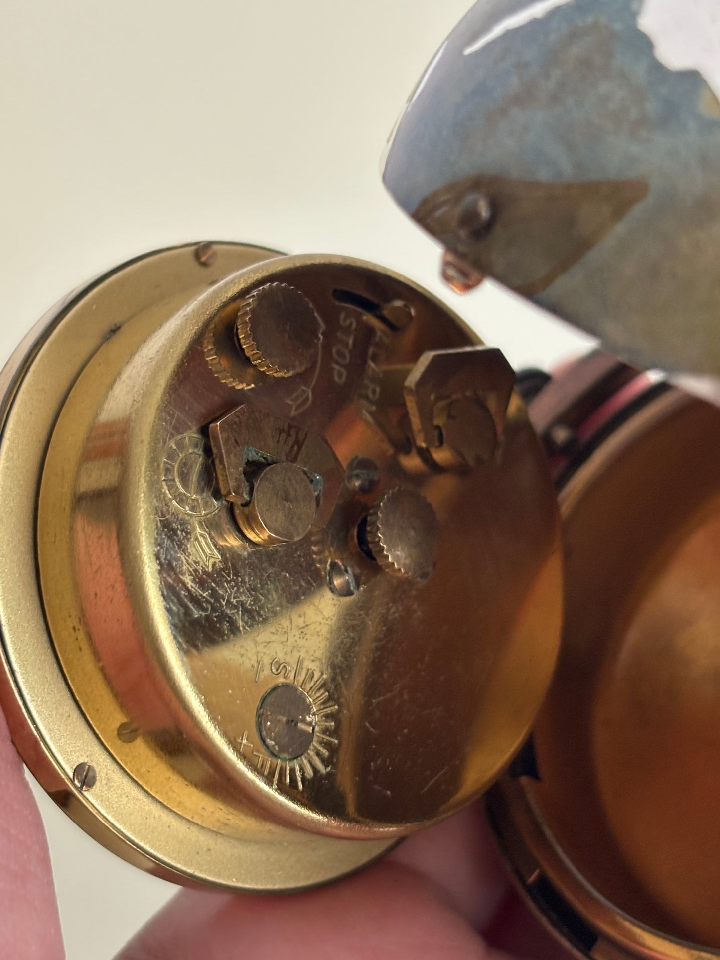 Piccolo mappamondo in metallo con orologio a carica Meridiana e porta foto vintage