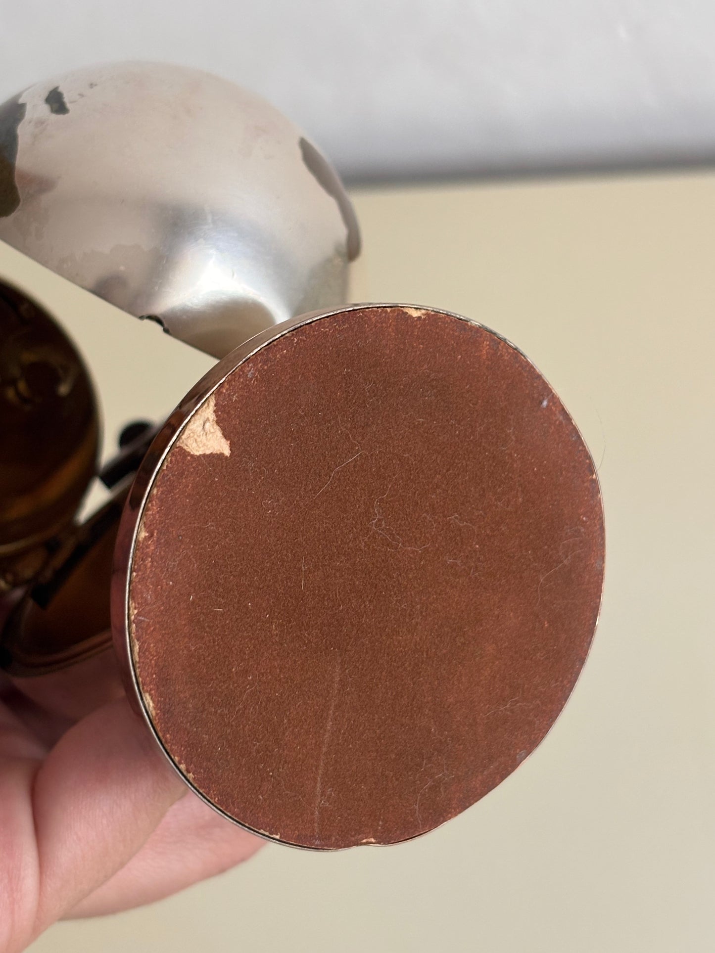 Piccolo mappamondo in metallo con orologio a carica Meridiana e porta foto vintage
