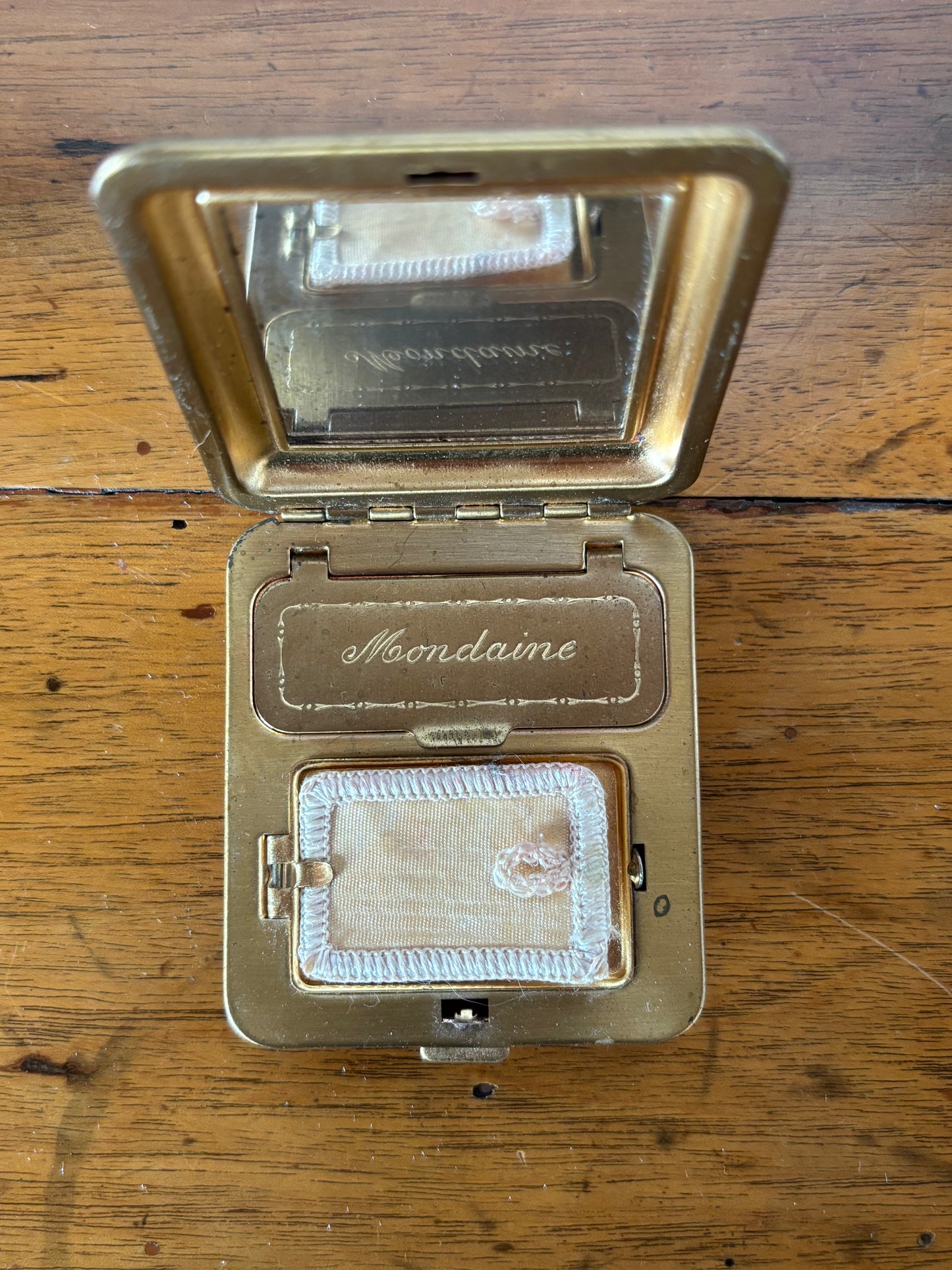 Porta trucchi compatto vintage rosso – Accessorio elegante da collezione