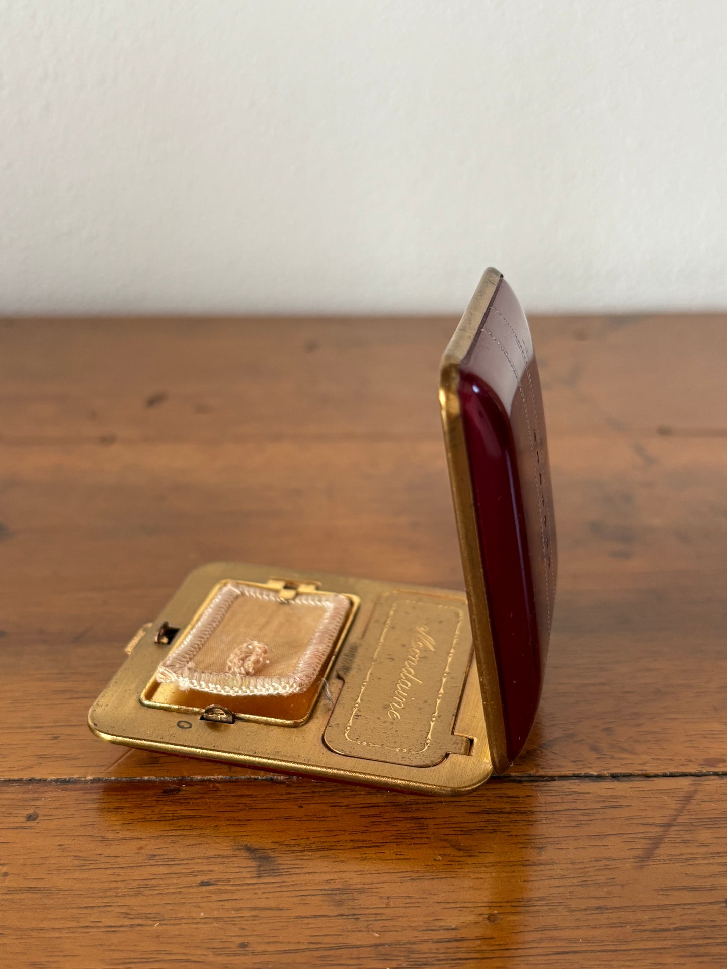 Porta trucchi compatto vintage rosso – Accessorio elegante da collezione