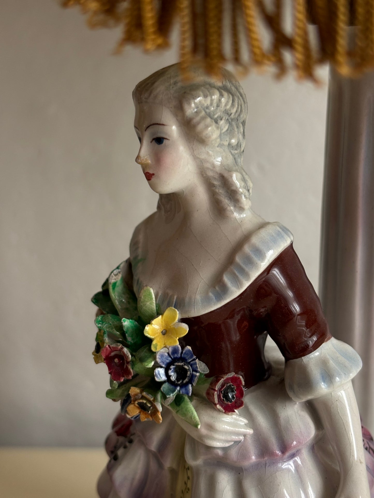Vintage‑Tischlampe aus figürlicher Keramik mit Dame, Stoffschirm und Herstellerstempel