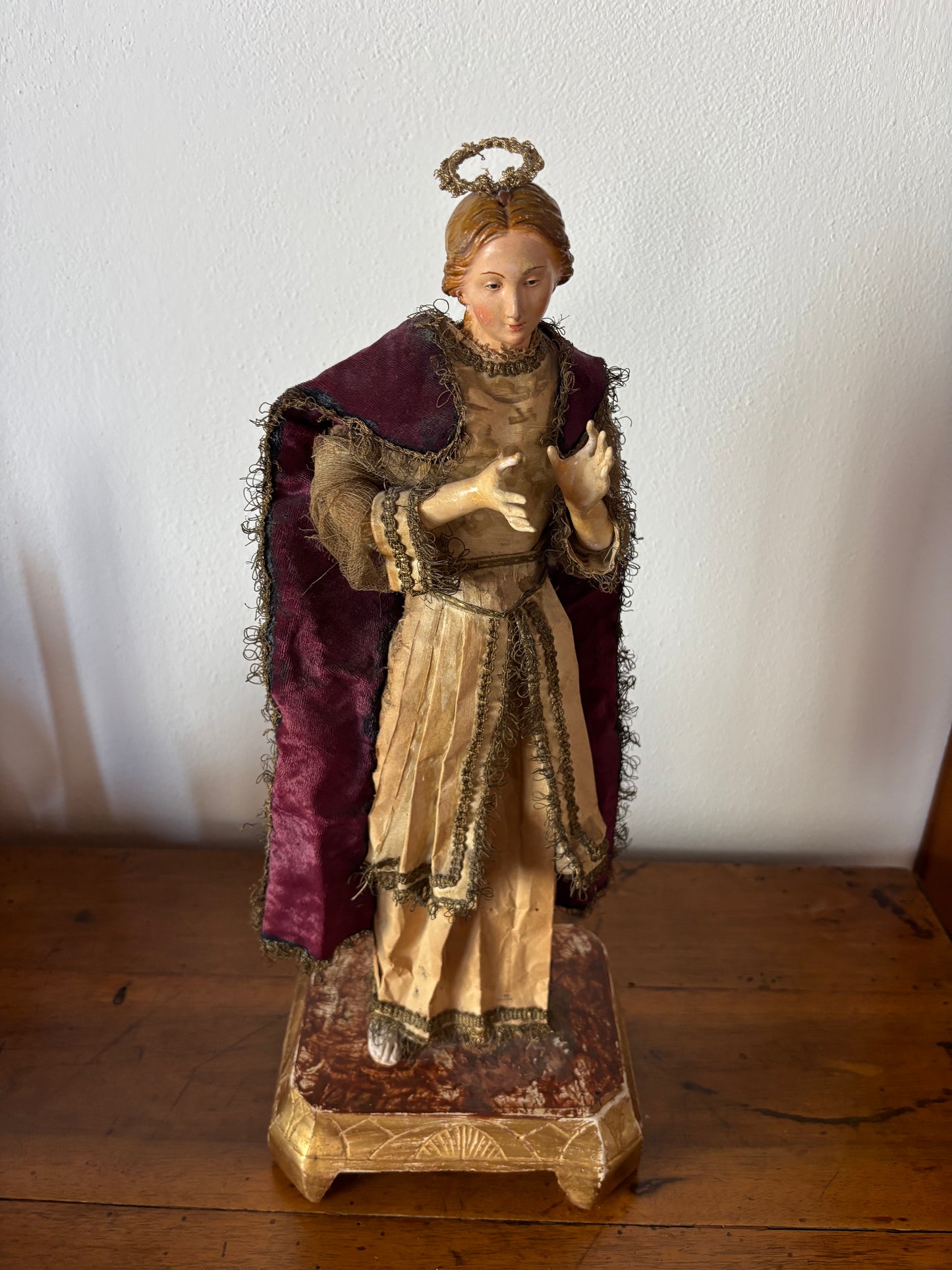 Antike Heiligenstatue aus Terrakotta mit Strohkörper und Glasaugen
