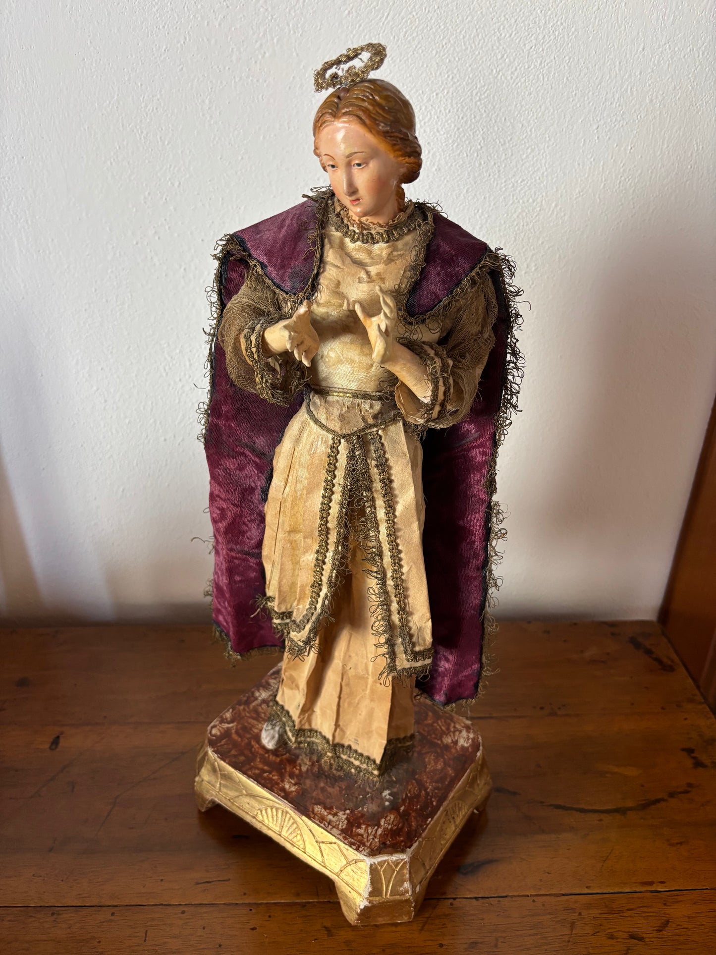 Antike Heiligenstatue aus Terrakotta mit Strohkörper und Glasaugen