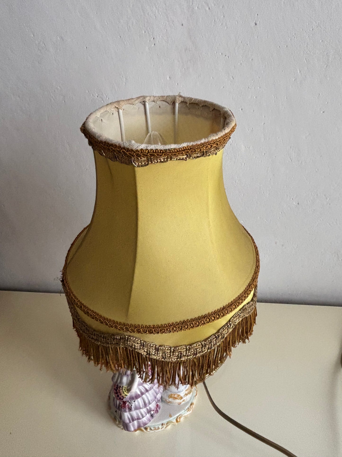Vintage‑Tischlampe aus figürlicher Keramik mit Dame, Stoffschirm und Herstellerstempel