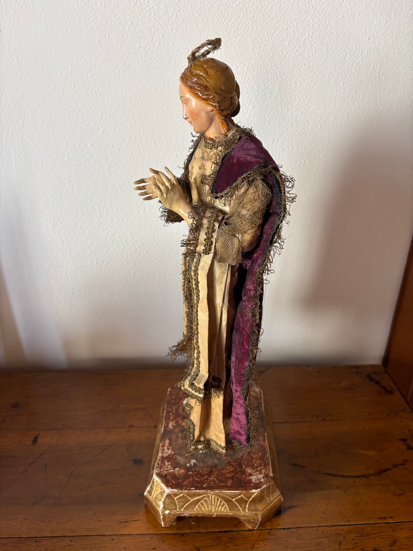 Antike Heiligenstatue aus Terrakotta mit Strohkörper und Glasaugen