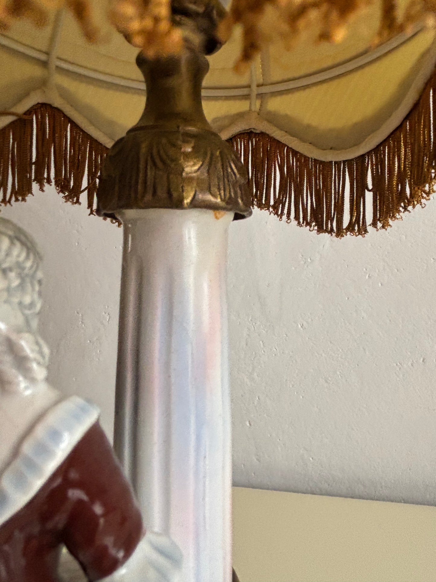 Vintage‑Tischlampe aus figürlicher Keramik mit Dame, Stoffschirm und Herstellerstempel