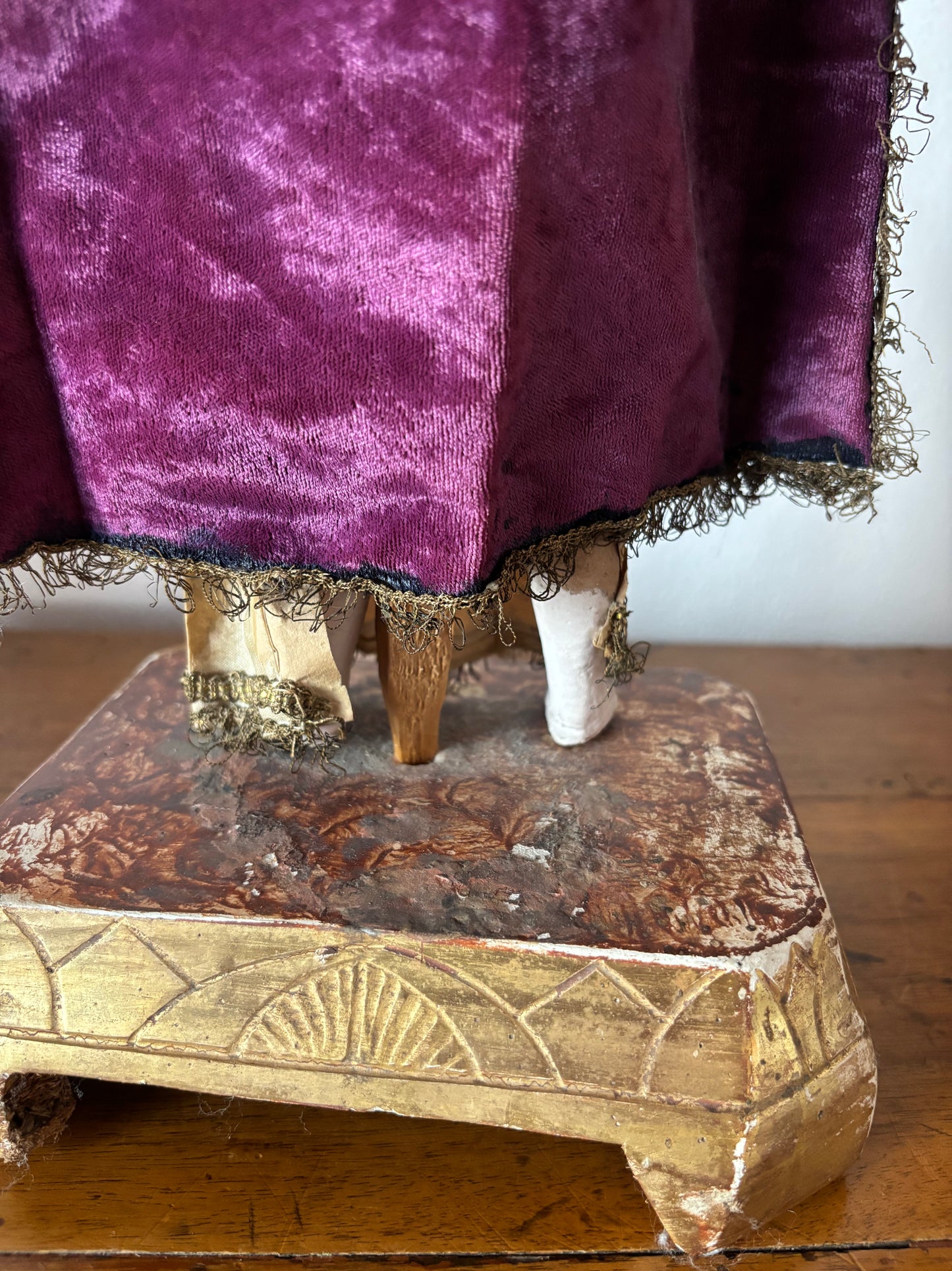 Antike Heiligenstatue aus Terrakotta mit Strohkörper und Glasaugen