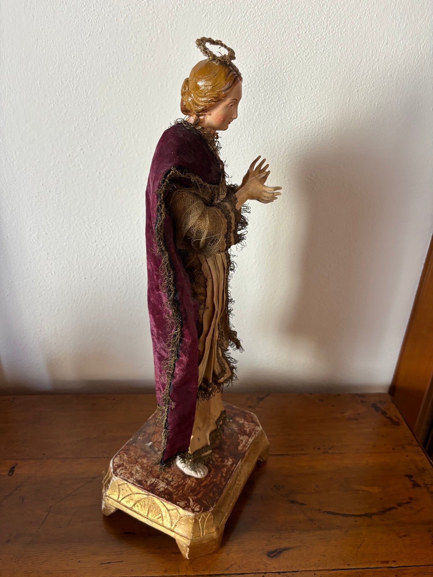 Antike Heiligenstatue aus Terrakotta mit Strohkörper und Glasaugen