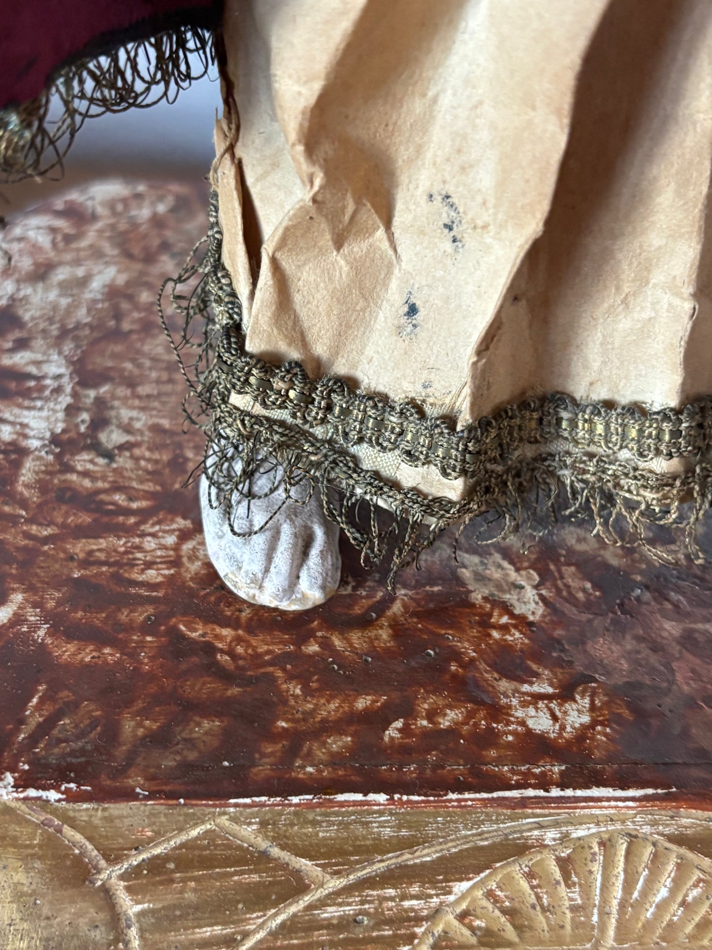 Antike Heiligenstatue aus Terrakotta mit Strohkörper und Glasaugen