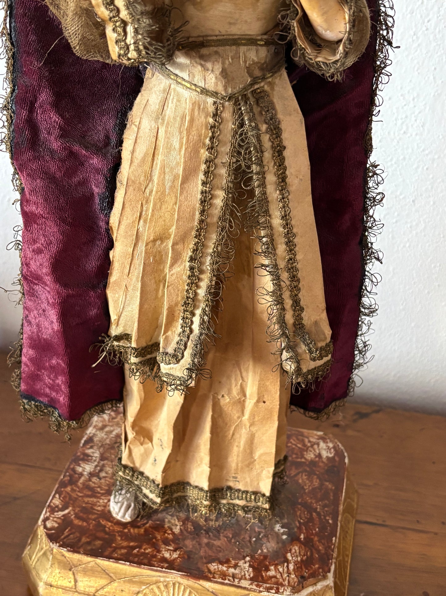 Antike Heiligenstatue aus Terrakotta mit Strohkörper und Glasaugen