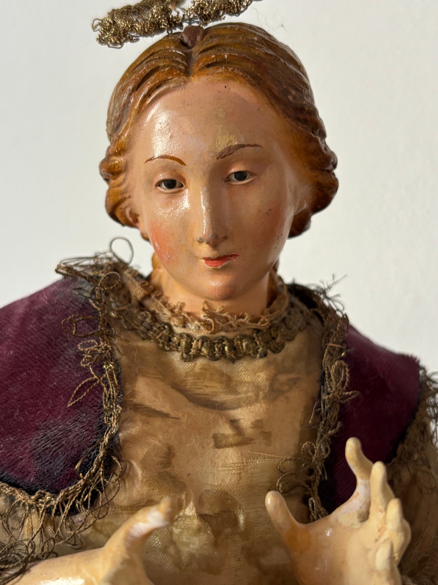 Antike Heiligenstatue aus Terrakotta mit Strohkörper und Glasaugen