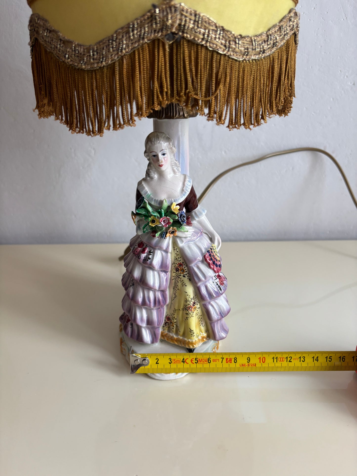 Vintage‑Tischlampe aus figürlicher Keramik mit Dame, Stoffschirm und Herstellerstempel
