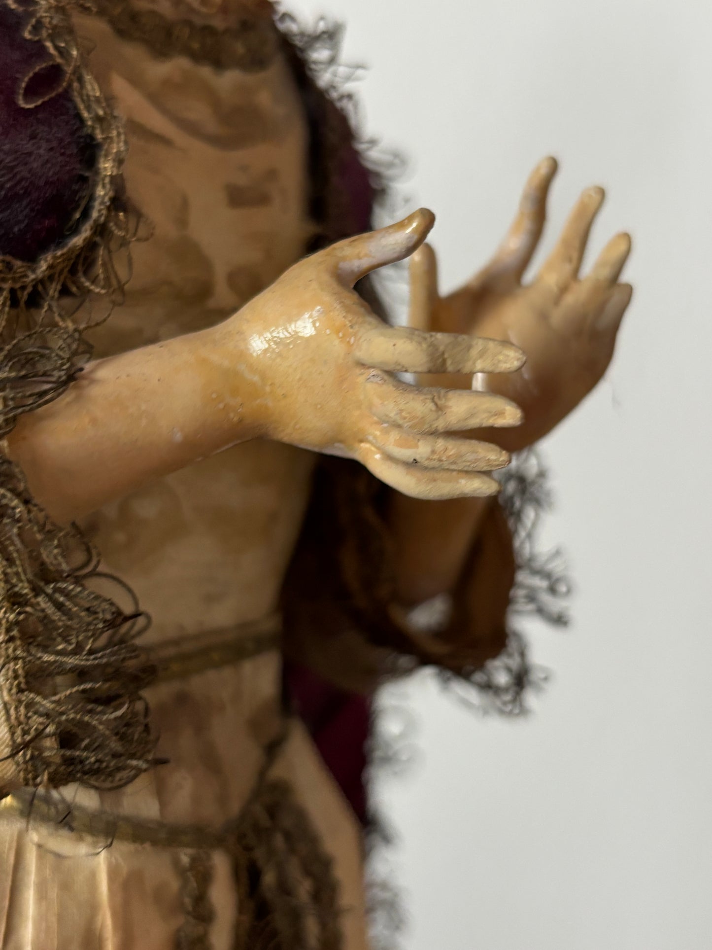 Antike Heiligenstatue aus Terrakotta mit Strohkörper und Glasaugen