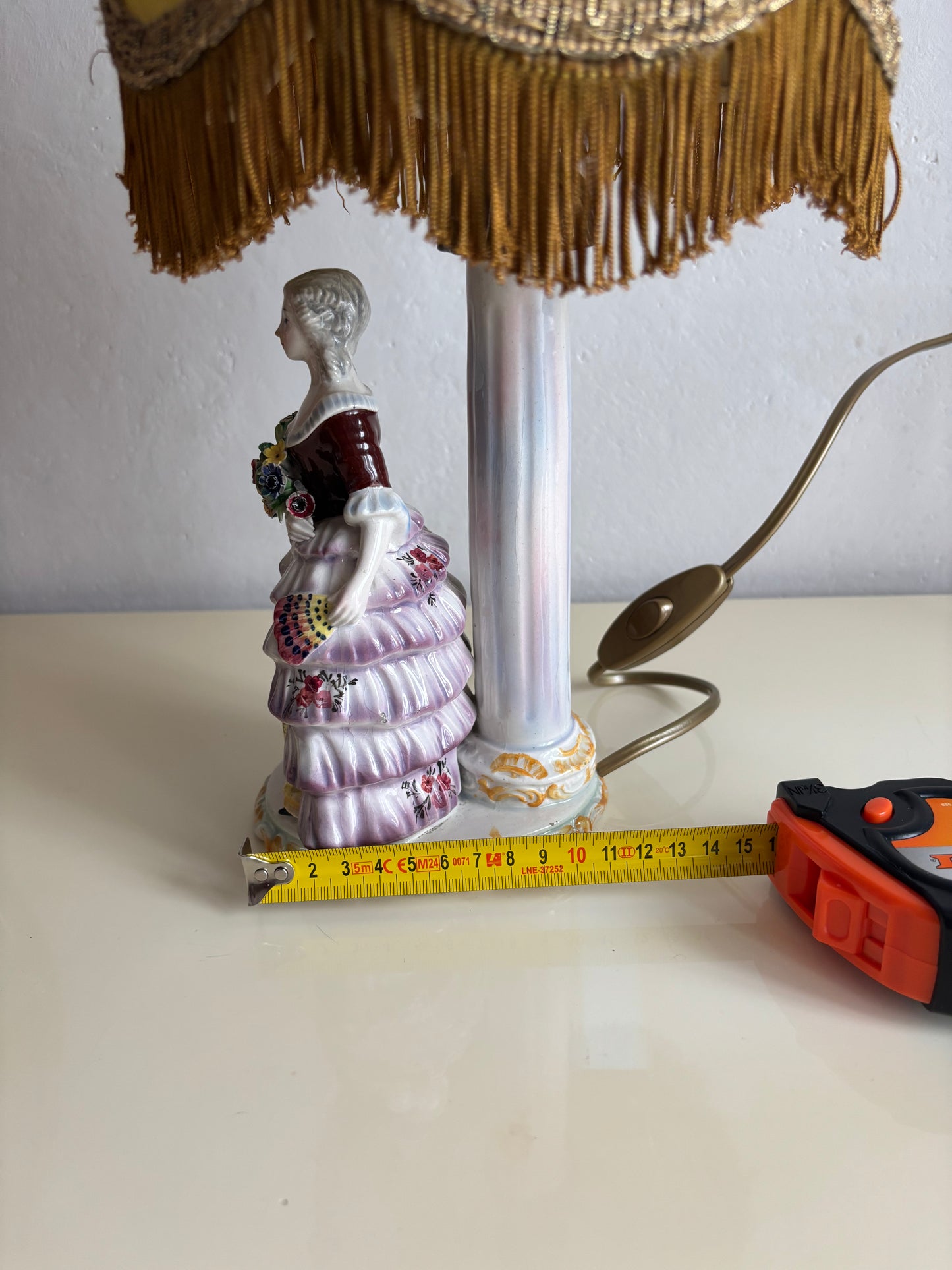 Vintage‑Tischlampe aus figürlicher Keramik mit Dame, Stoffschirm und Herstellerstempel
