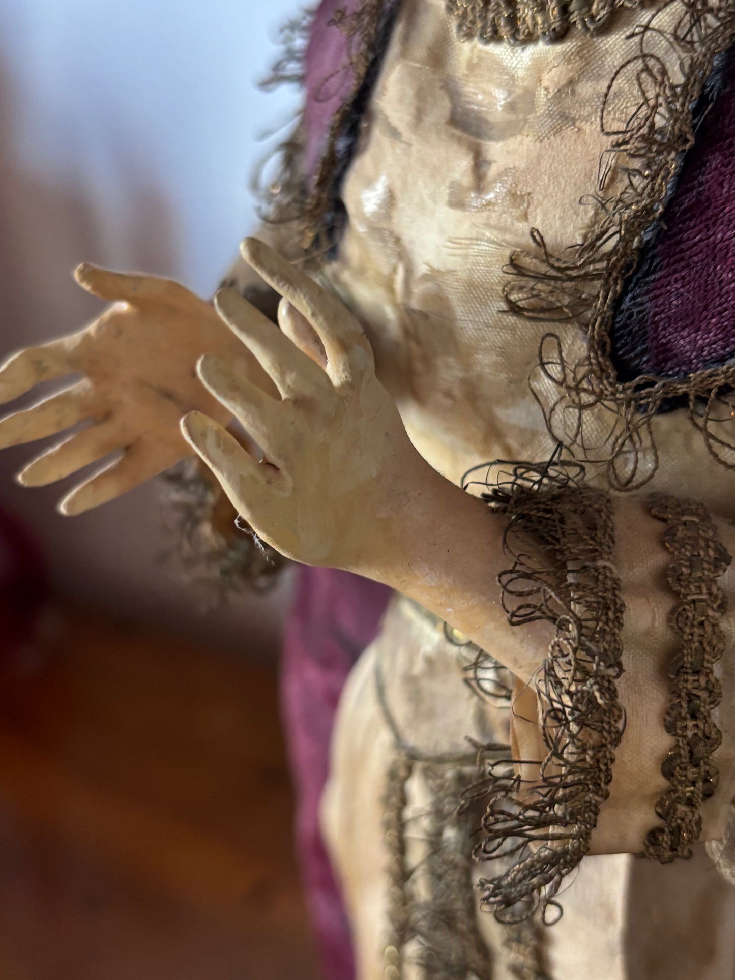 Antike Heiligenstatue aus Terrakotta mit Strohkörper und Glasaugen