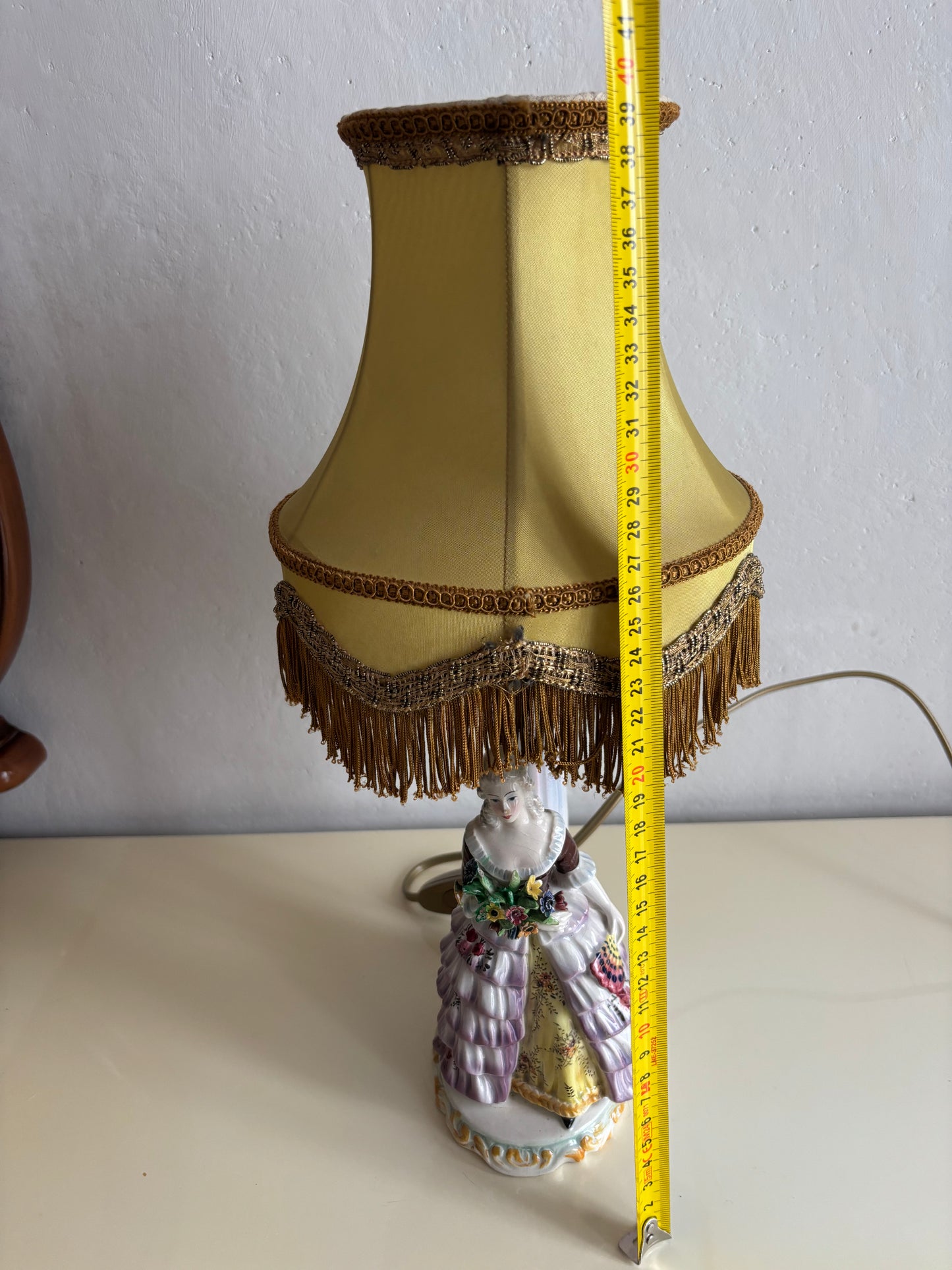 Vintage‑Tischlampe aus figürlicher Keramik mit Dame, Stoffschirm und Herstellerstempel