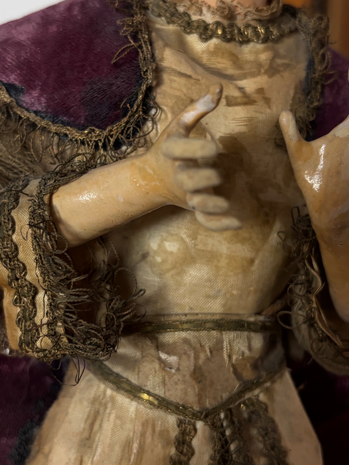 Antike Heiligenstatue aus Terrakotta mit Strohkörper und Glasaugen