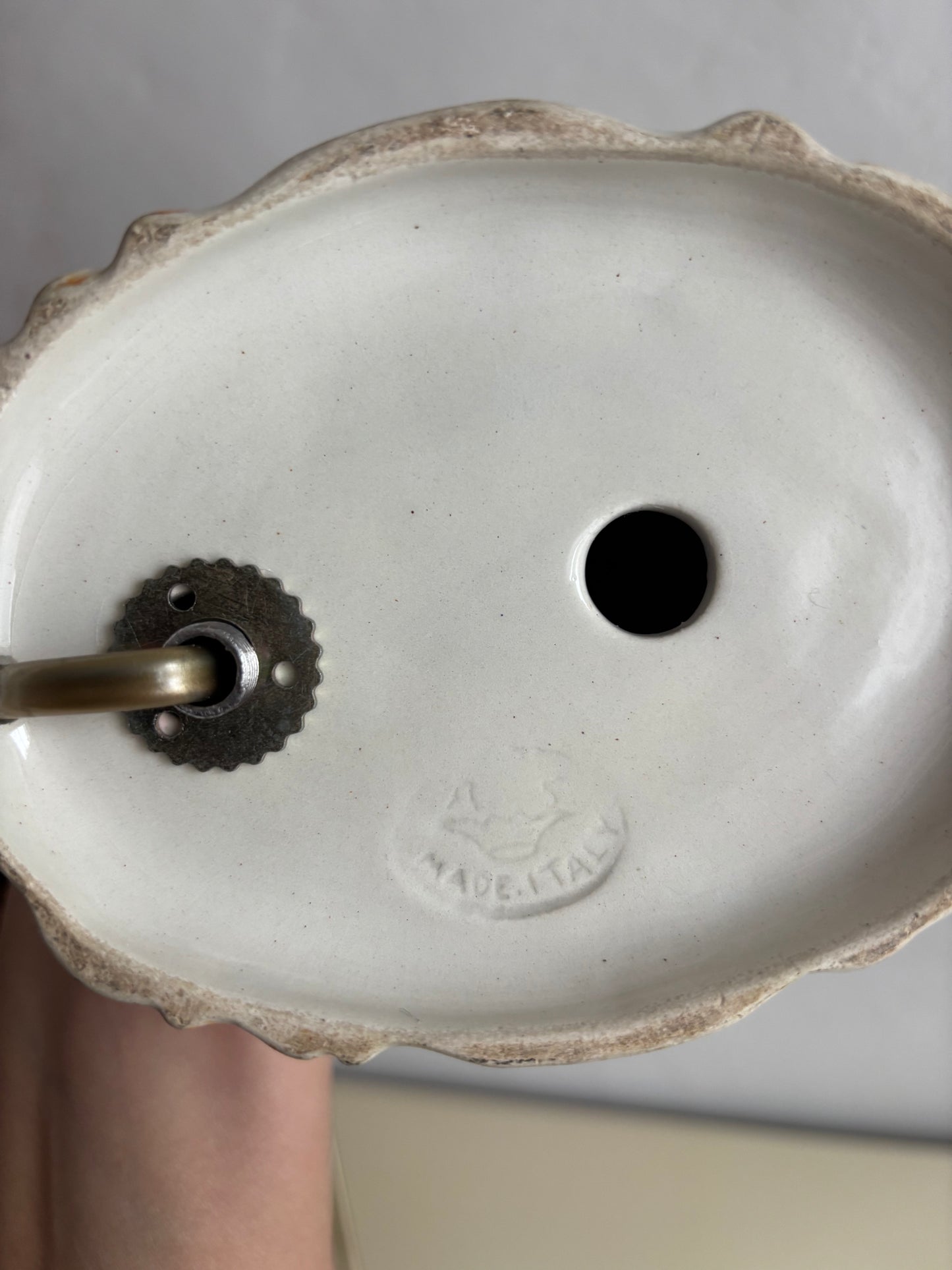 Vintage‑Tischlampe aus figürlicher Keramik mit Dame, Stoffschirm und Herstellerstempel