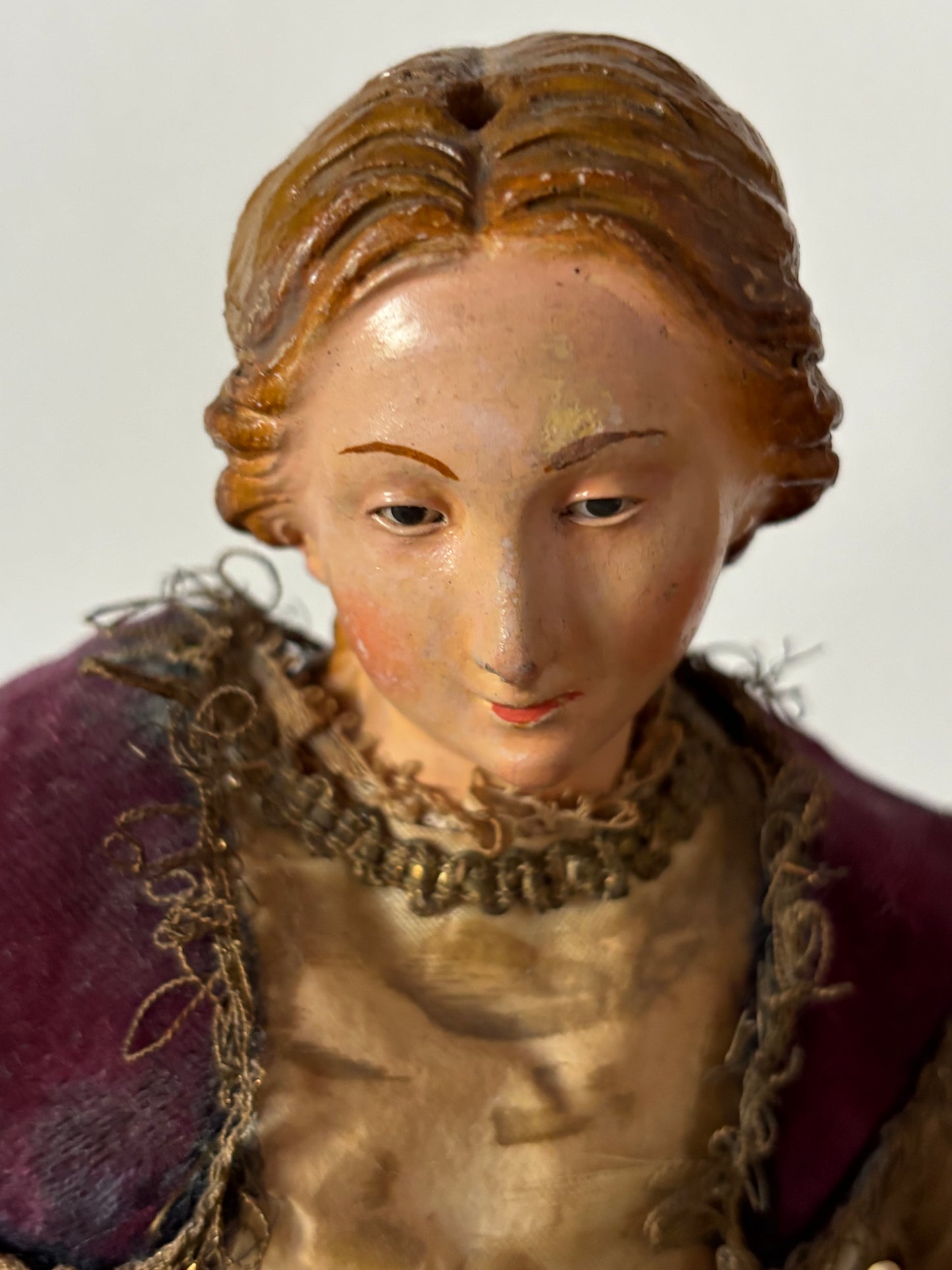 Antike Heiligenstatue aus Terrakotta mit Strohkörper und Glasaugen