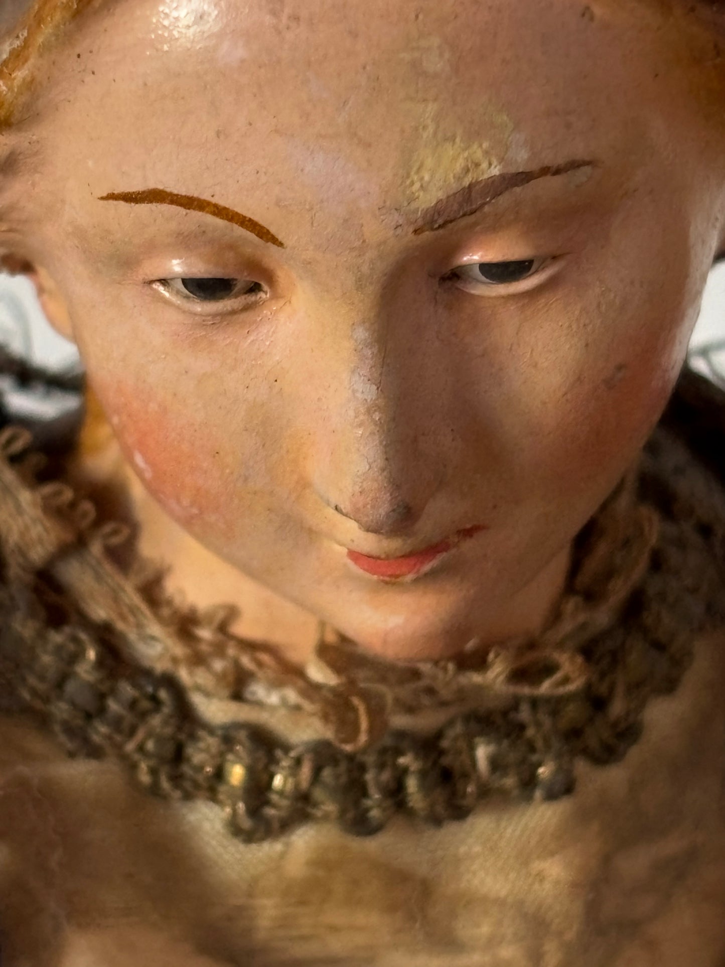 Antike Heiligenstatue aus Terrakotta mit Strohkörper und Glasaugen