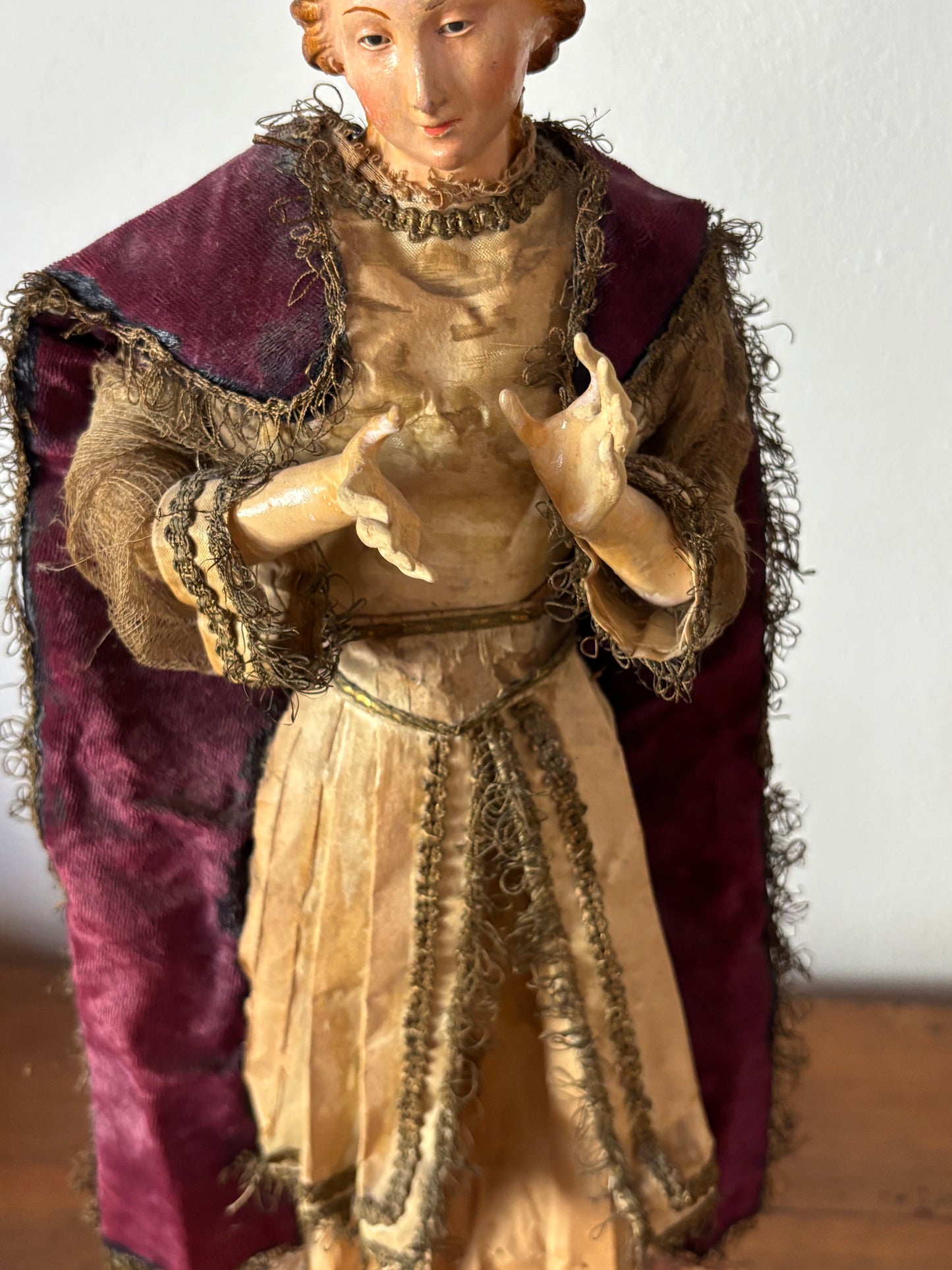 Antike Heiligenstatue aus Terrakotta mit Strohkörper und Glasaugen