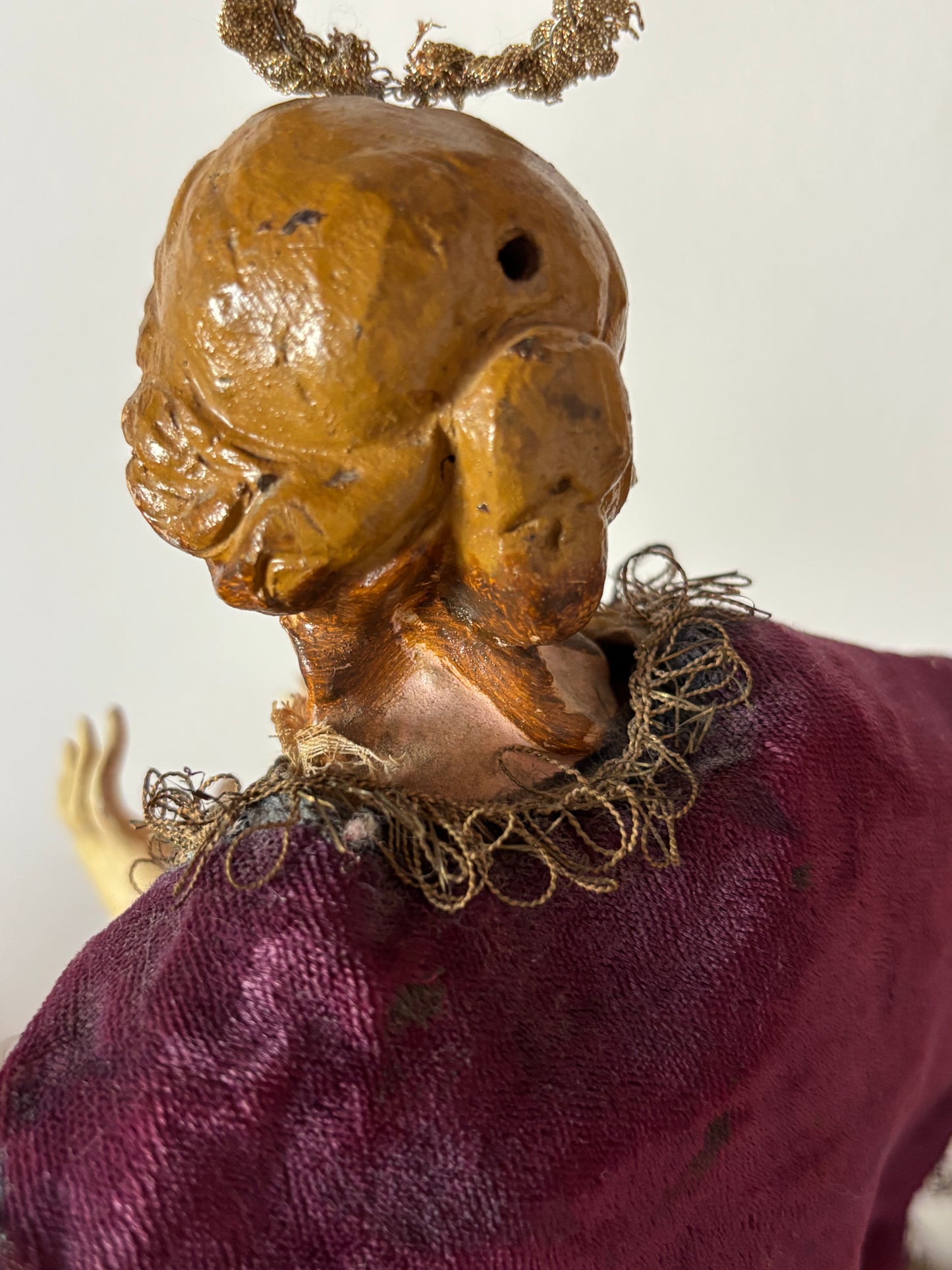 Antike Heiligenstatue aus Terrakotta mit Strohkörper und Glasaugen