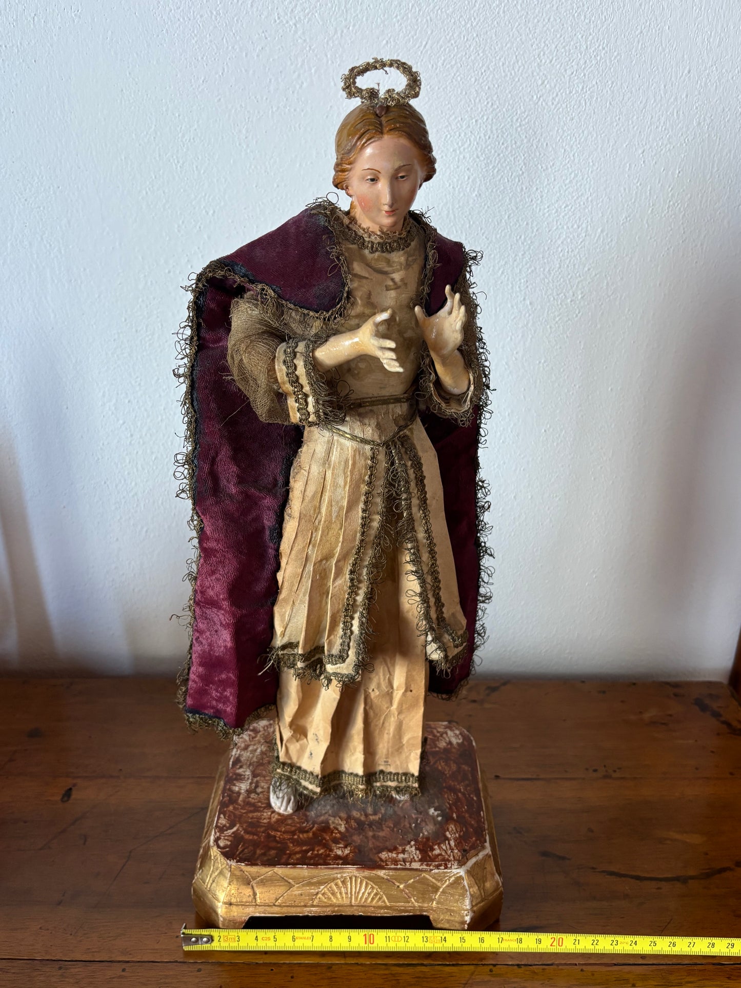 Antike Heiligenstatue aus Terrakotta mit Strohkörper und Glasaugen