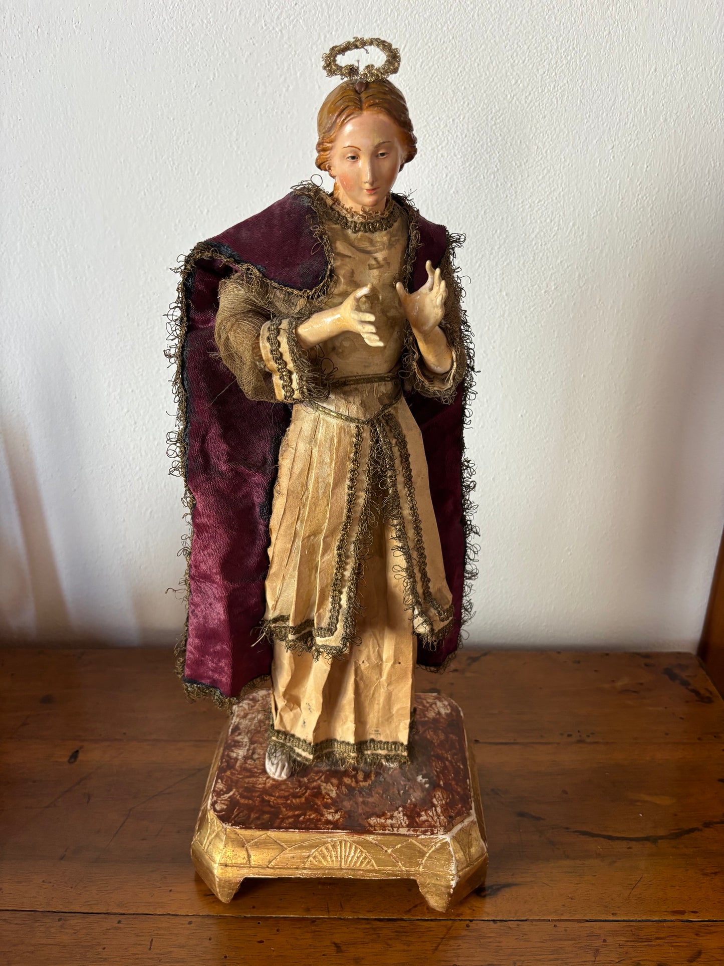 Antike Heiligenstatue aus Terrakotta mit Strohkörper und Glasaugen
