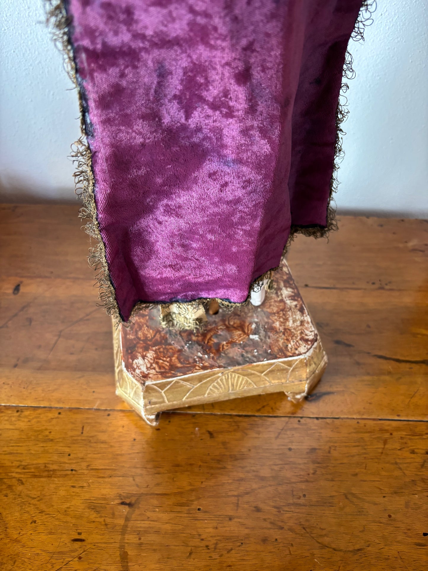 Antike Heiligenstatue aus Terrakotta mit Strohkörper und Glasaugen
