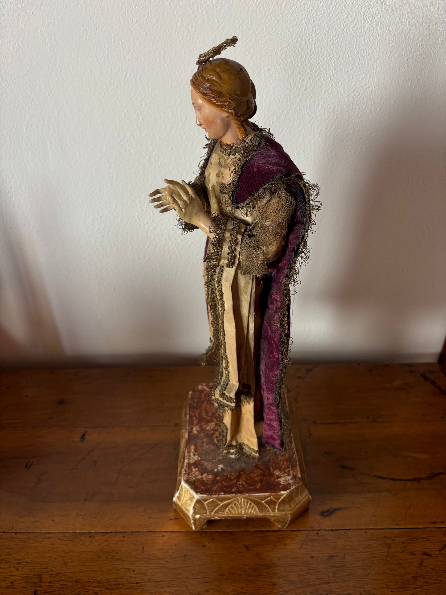 Antike Heiligenstatue aus Terrakotta mit Strohkörper und Glasaugen
