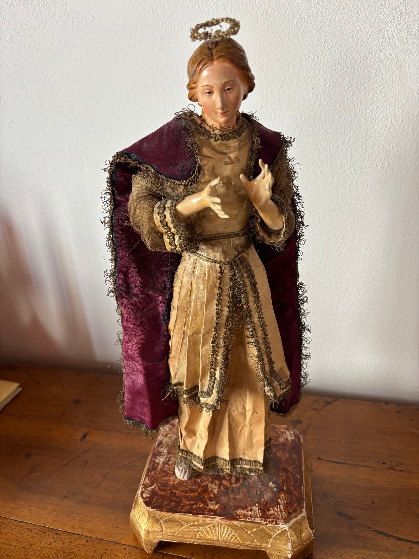 Antike Heiligenstatue aus Terrakotta mit Strohkörper und Glasaugen