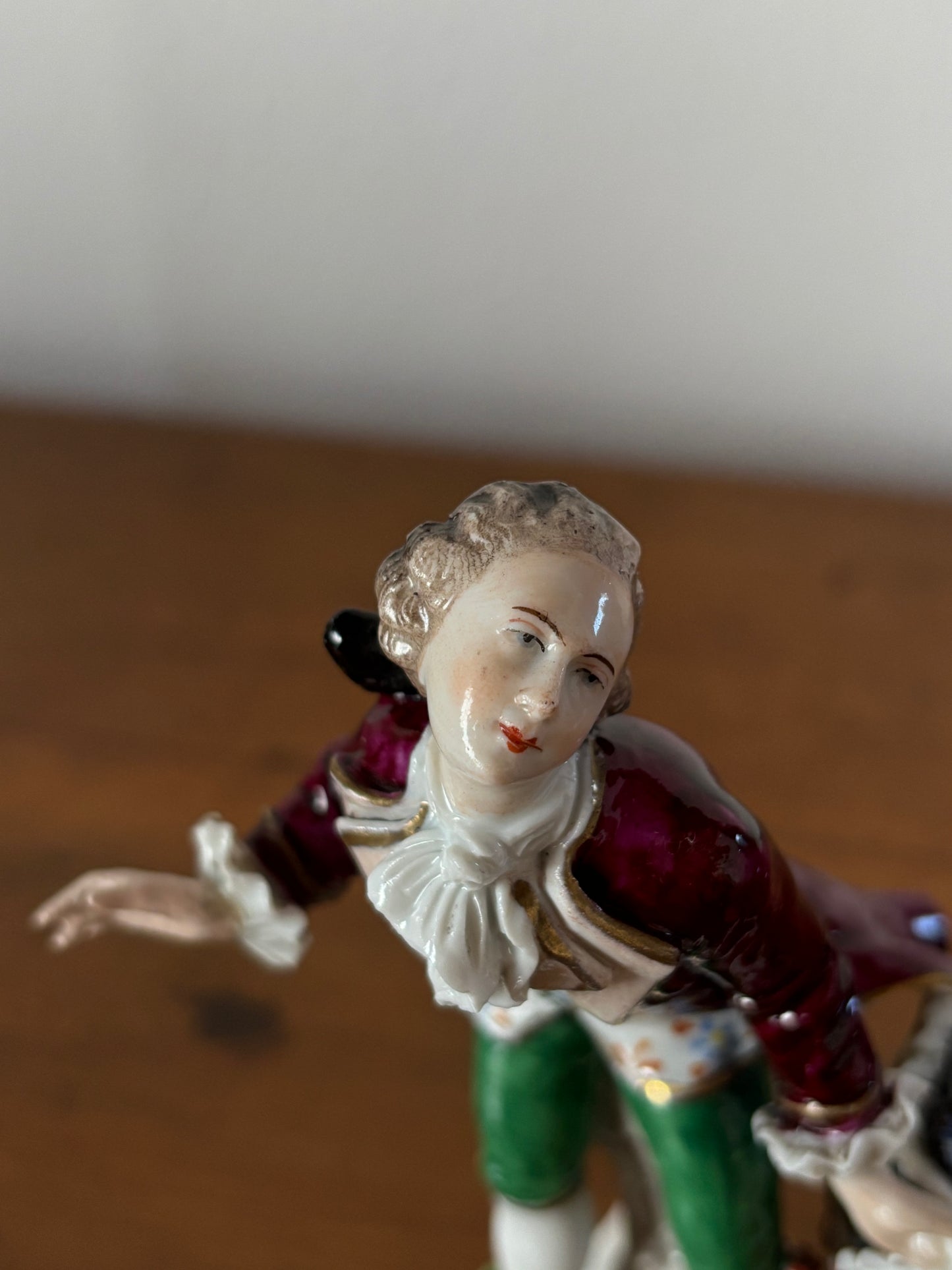 Statuetta in Ceramica Vintage con Marchio N Coronata