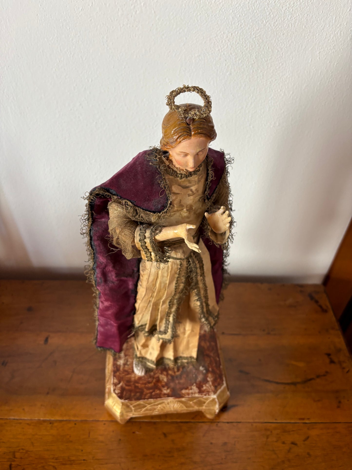 Antike Heiligenstatue aus Terrakotta mit Strohkörper und Glasaugen