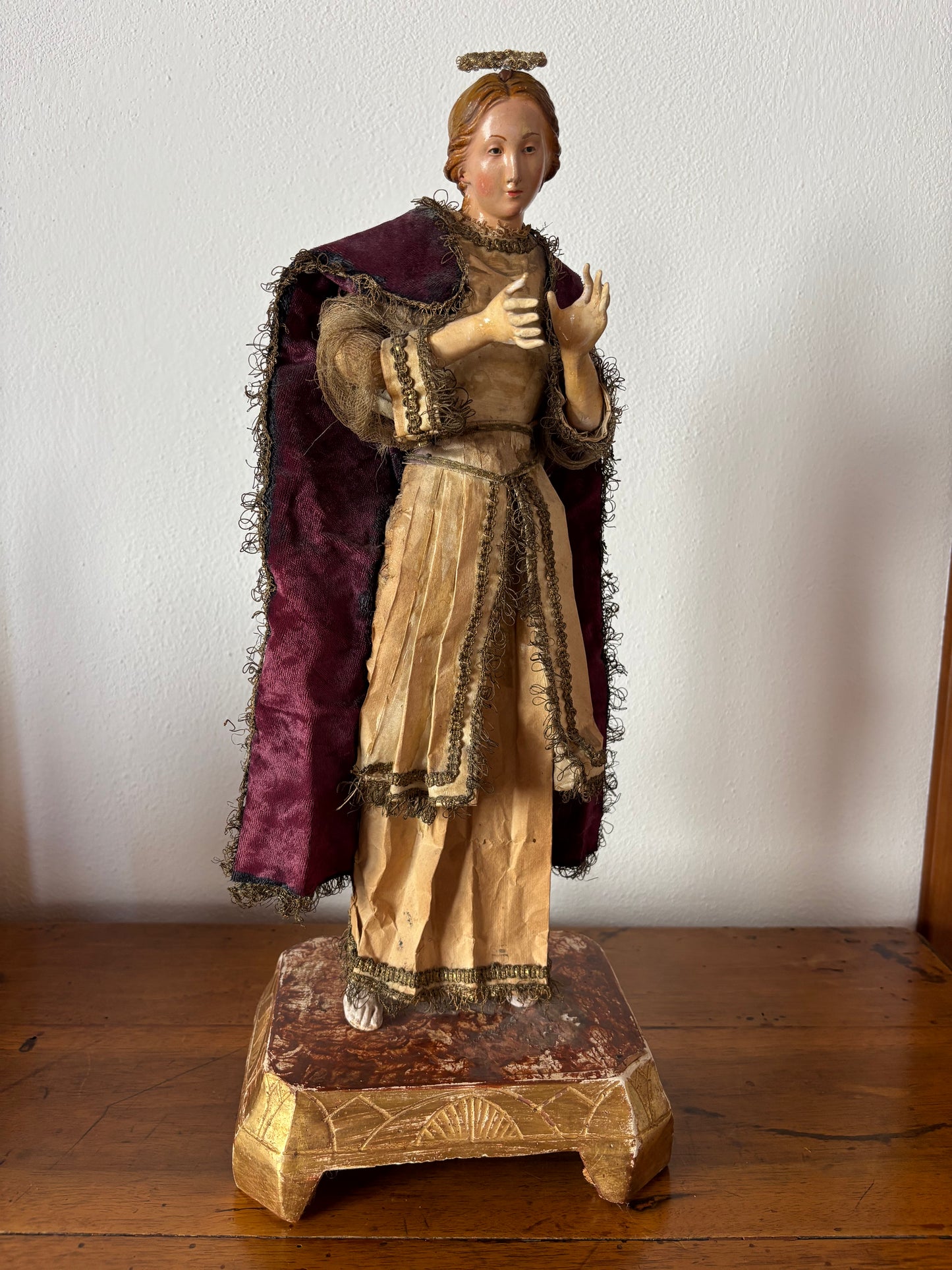 Antike Heiligenstatue aus Terrakotta mit Strohkörper und Glasaugen