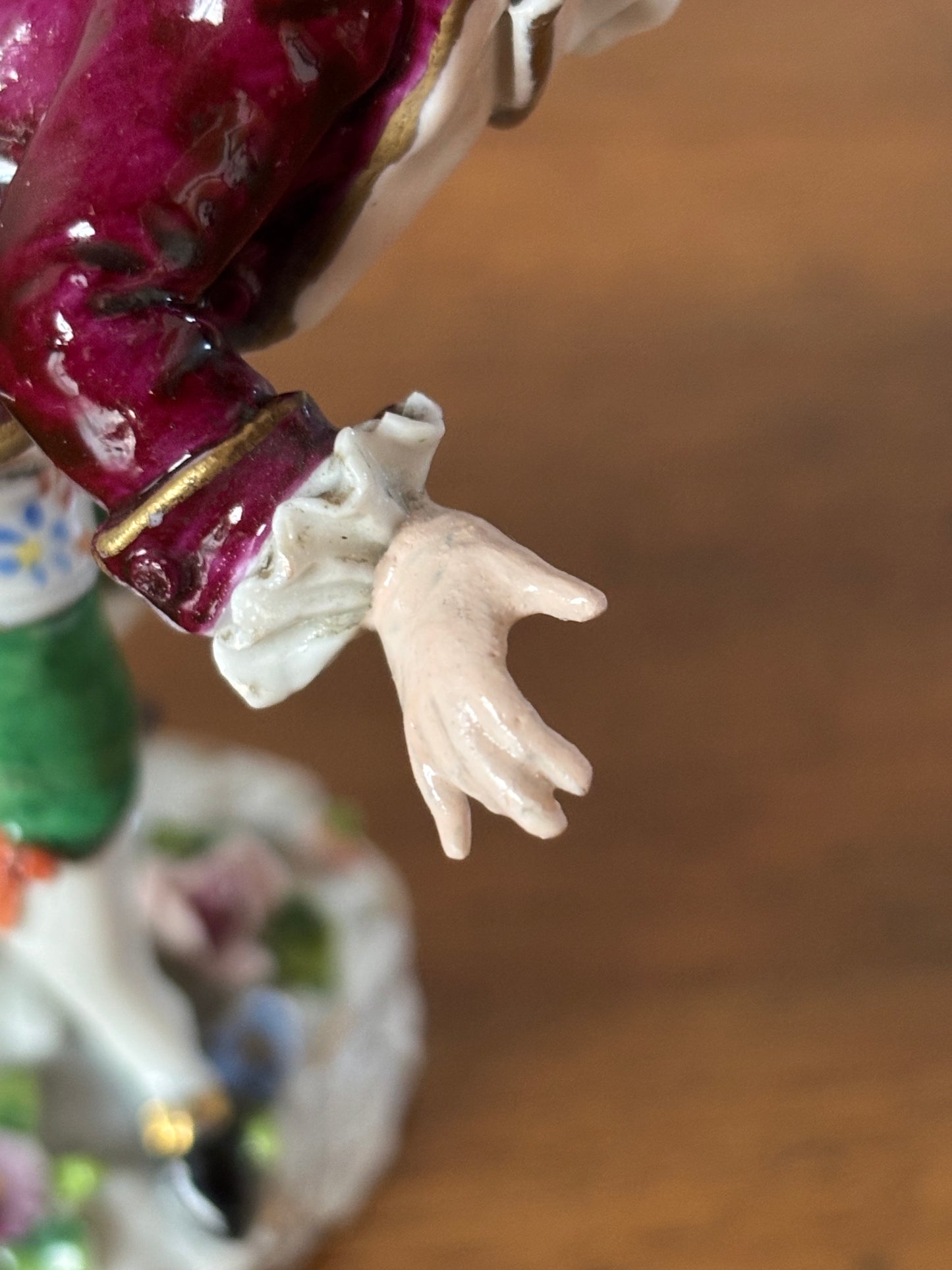 Statuetta in Ceramica Vintage con Marchio N Coronata