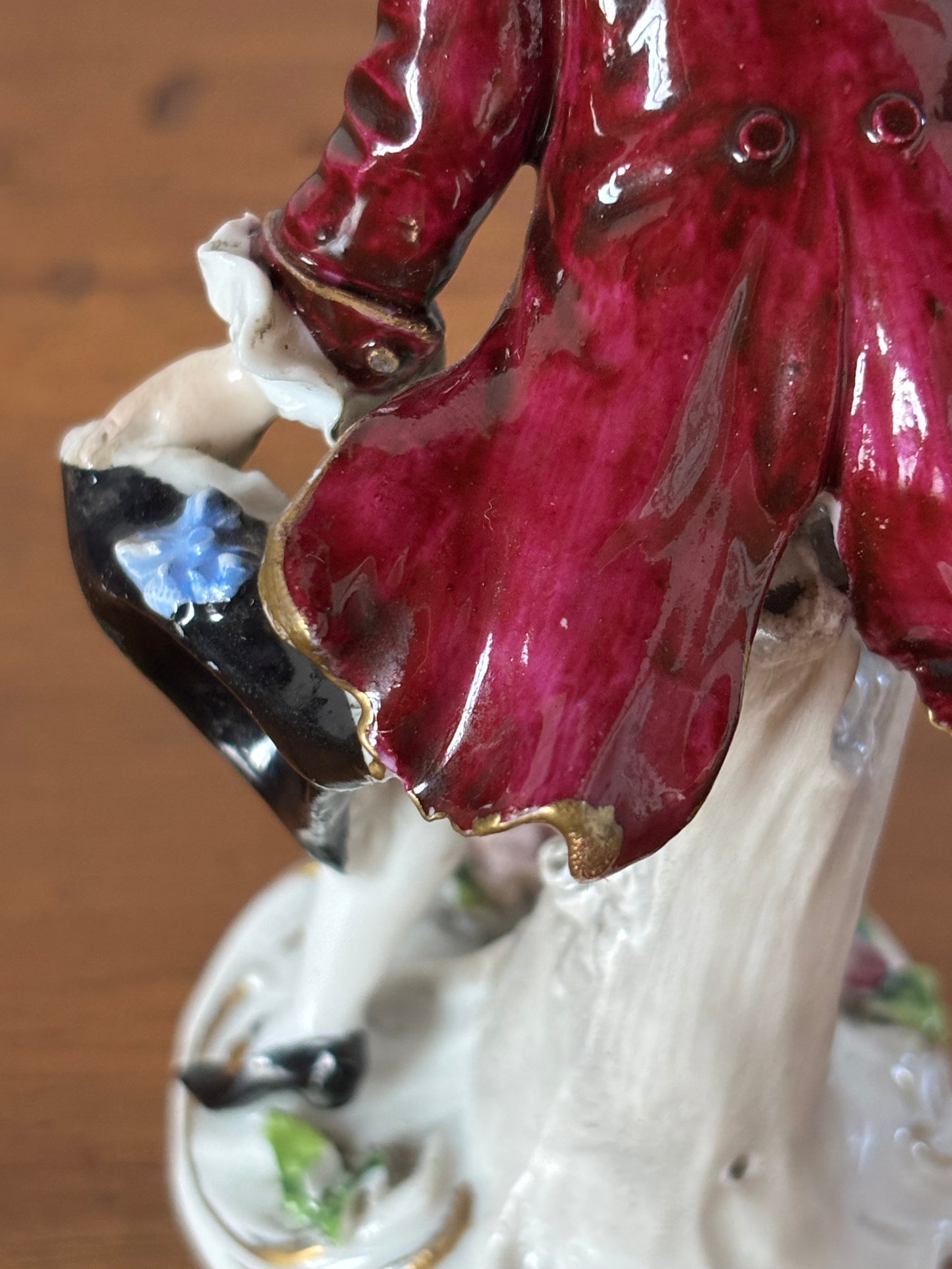 Statuetta in Ceramica Vintage con Marchio N Coronata