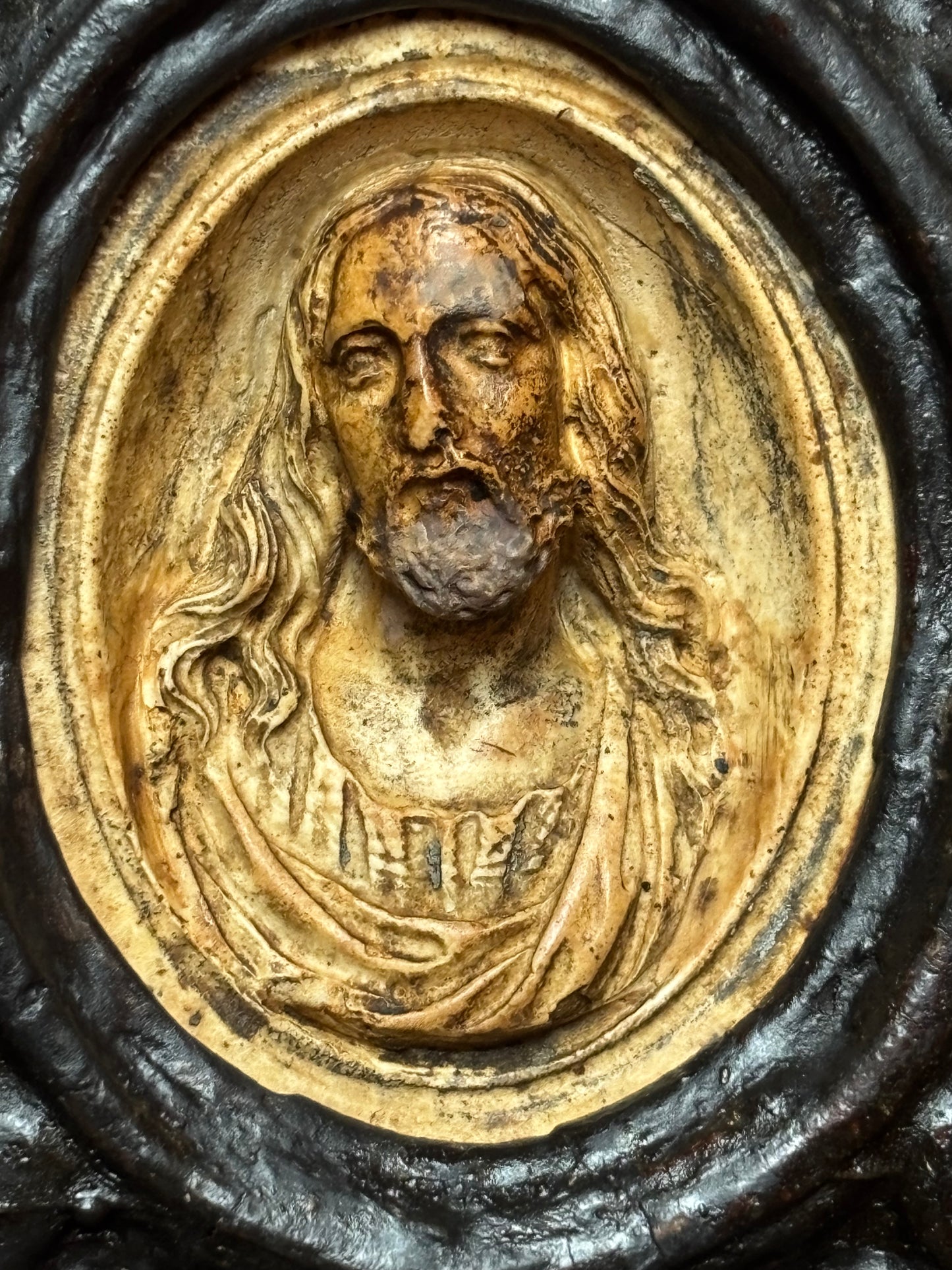 Wall Holy Water Font in Wood and Stucco with Insert Likely in Meerschaum Depicting Christ – Mid-19th Century (circa 1850–1870)