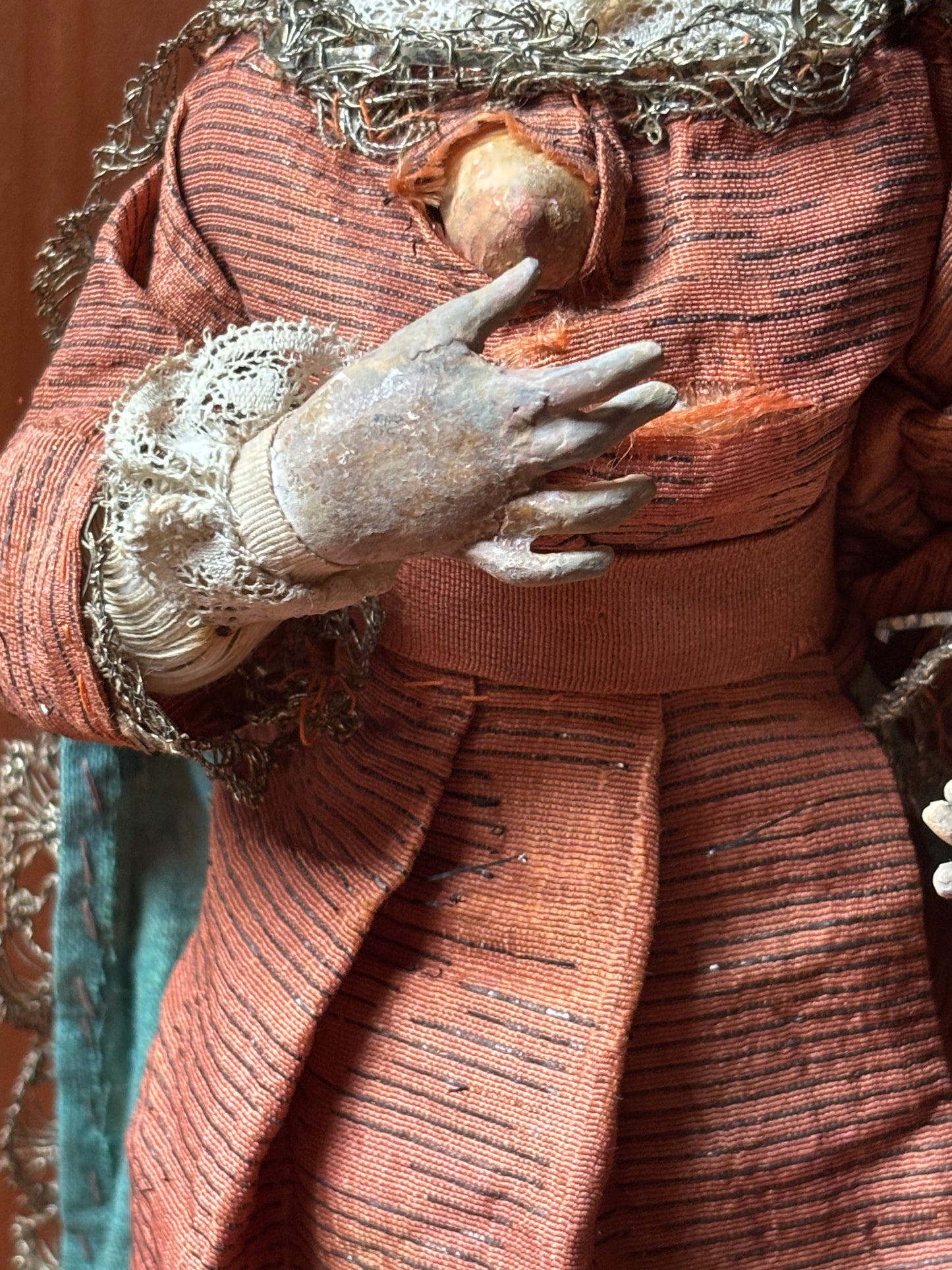 Figura della Madonna che allatta in terracotta policroma e tessuto