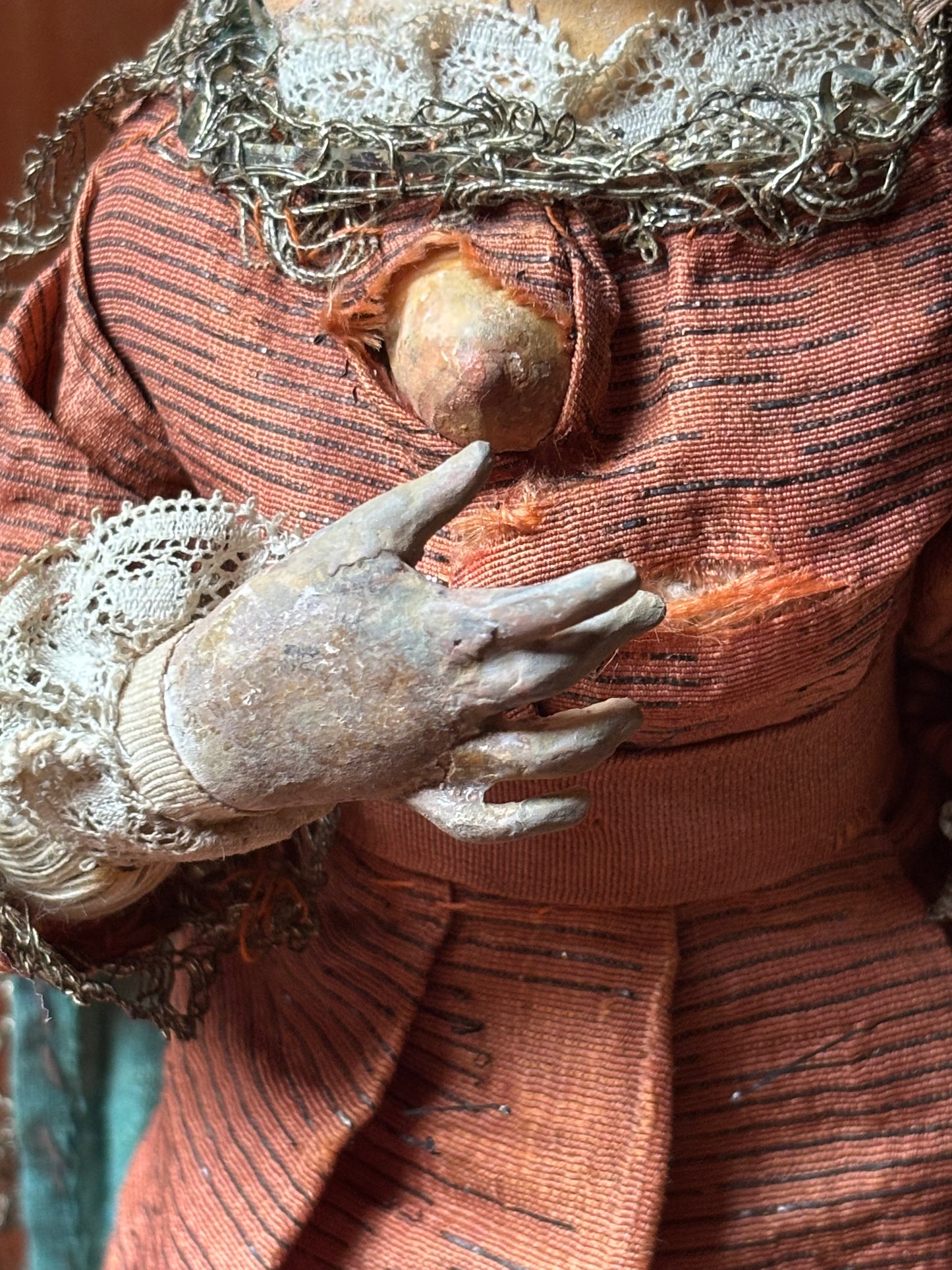 Figura della Madonna che allatta in terracotta policroma e tessuto