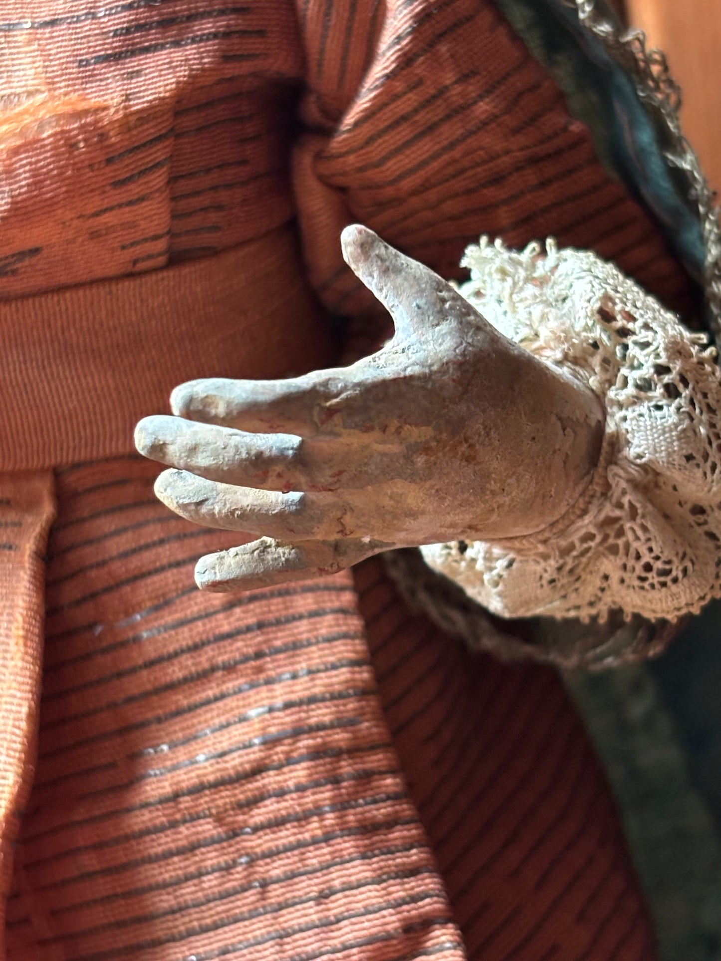 Figura della Madonna che allatta in terracotta policroma e tessuto