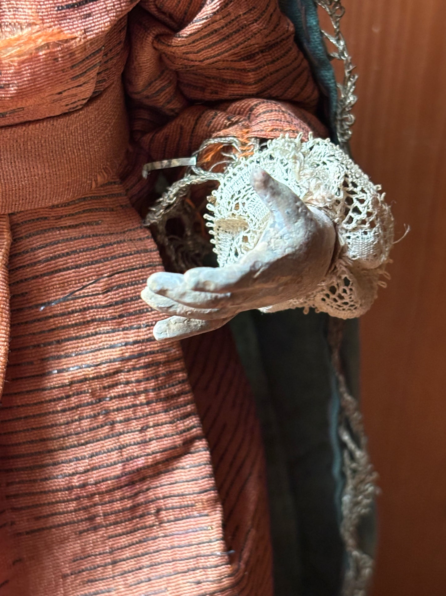 Figura della Madonna che allatta in terracotta policroma e tessuto