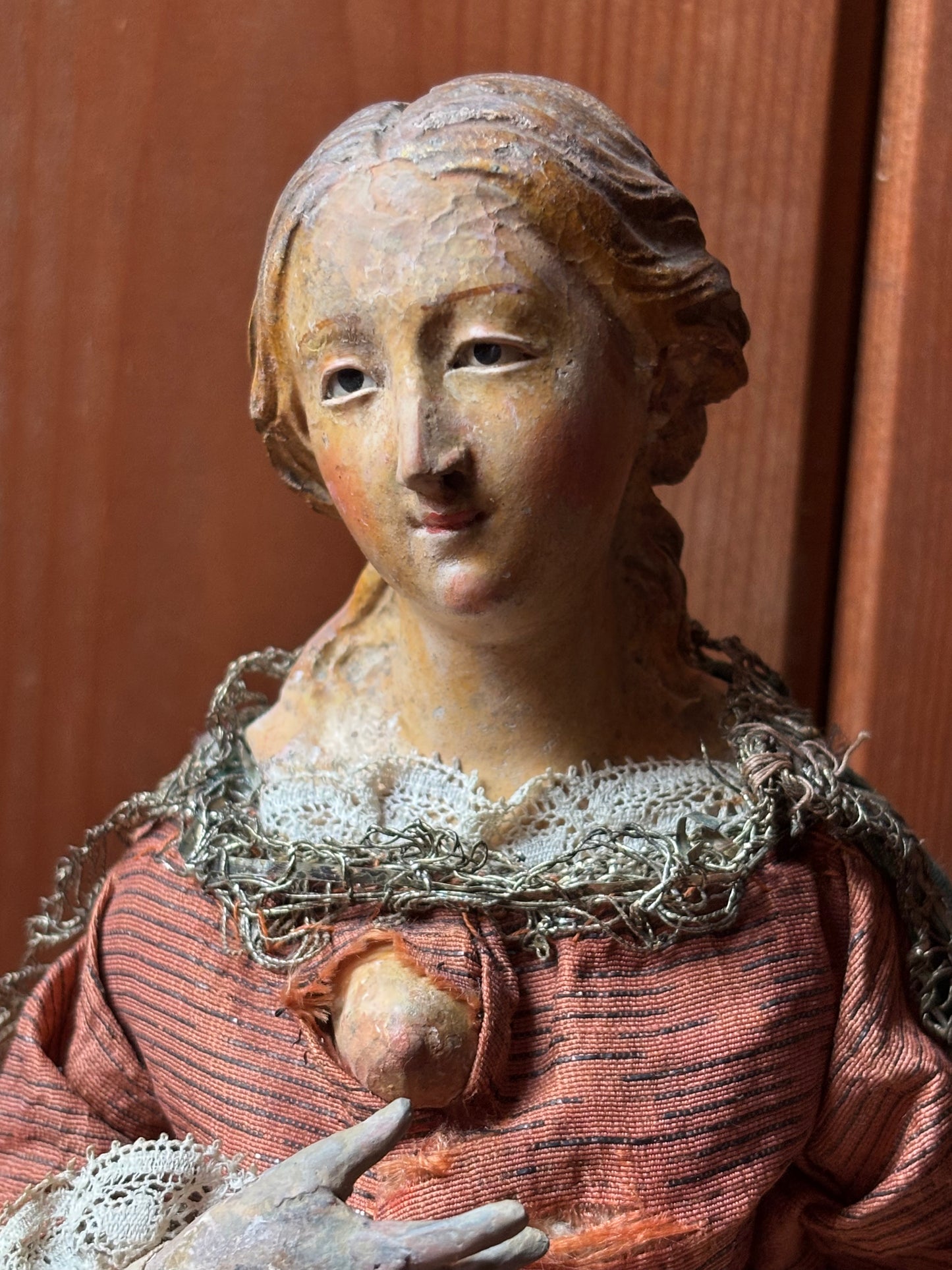 Figura della Madonna che allatta in terracotta policroma e tessuto